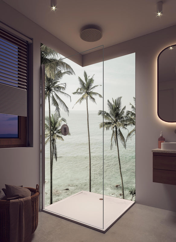 Duschrückwand - Weiße Sandstrände mit grünen Palmen in hellem Badezimmer mit Regenduschkopf  - zweiteilige Eck-Duschrückwand