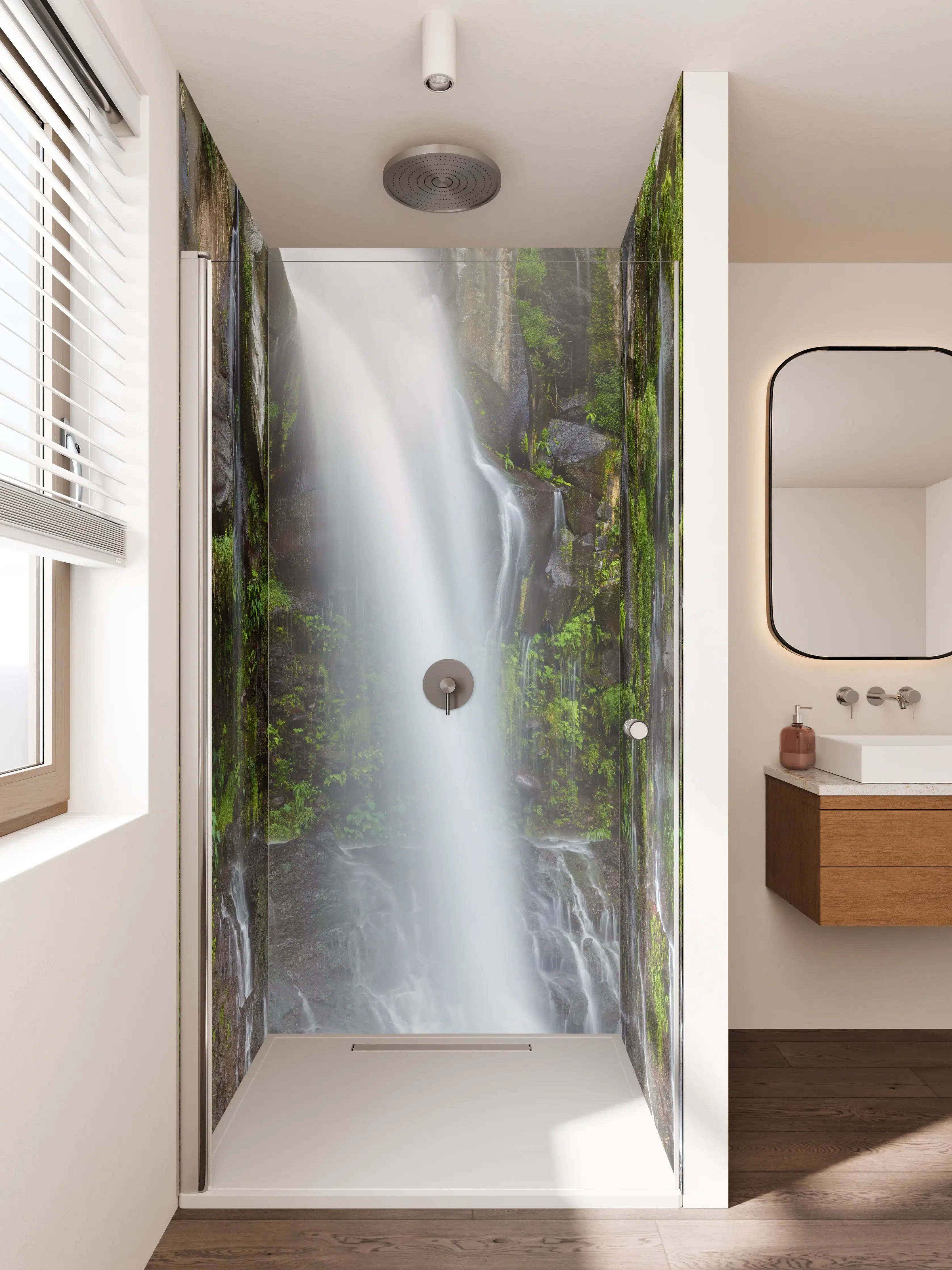 Duschrückwand - Weiße Wasserfall-Kaskade in grüner Natur