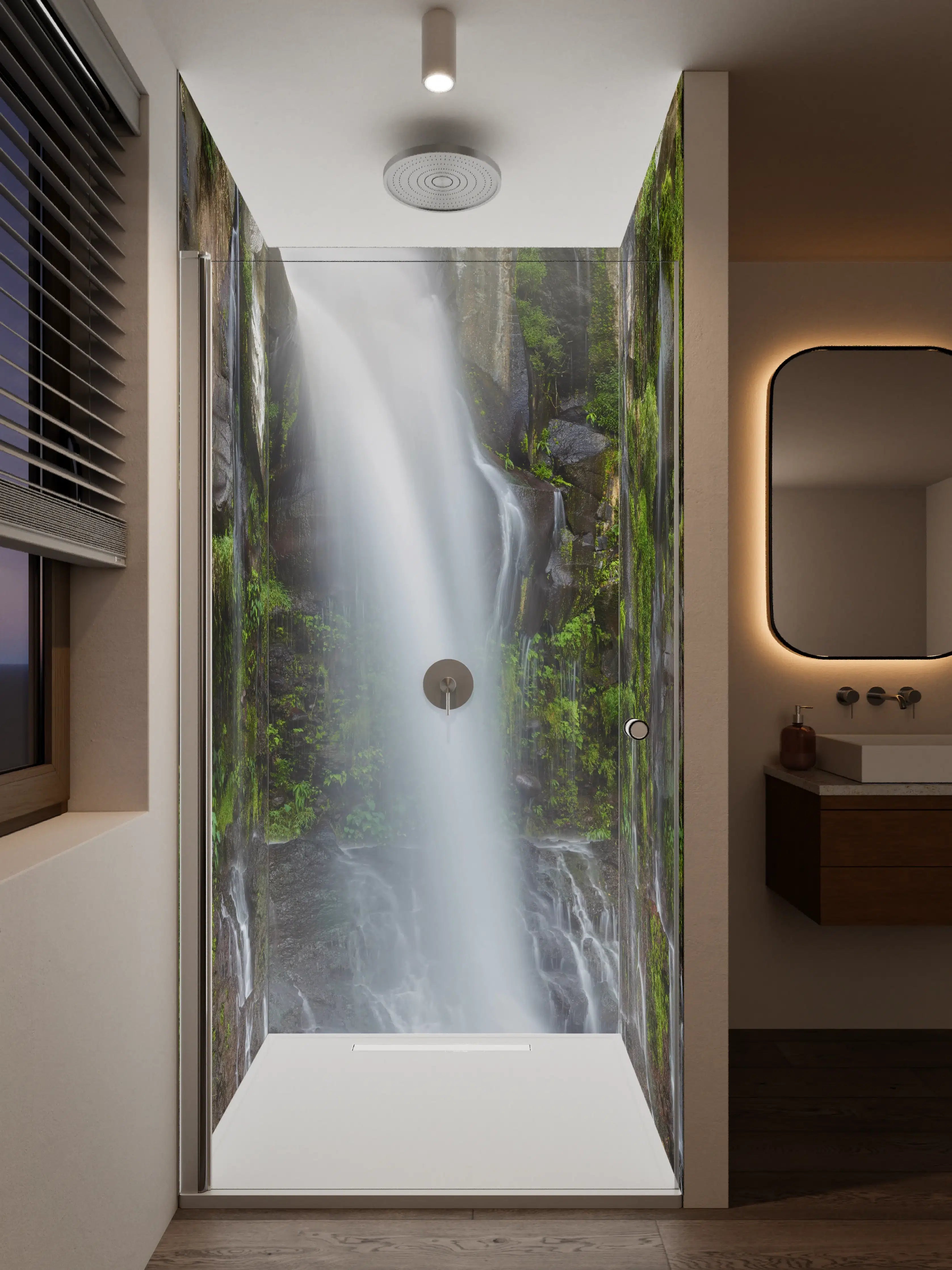Duschrückwand - Weiße Wasserfall-Kaskade in grüner Natur