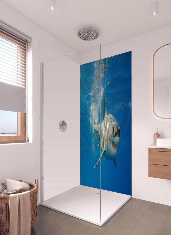 Duschrückwand - Weißer Hai in Unterwasseransicht in hellem Badezimmer mit Regenduschkopf  - zweiteilige Eck-Duschrückwand