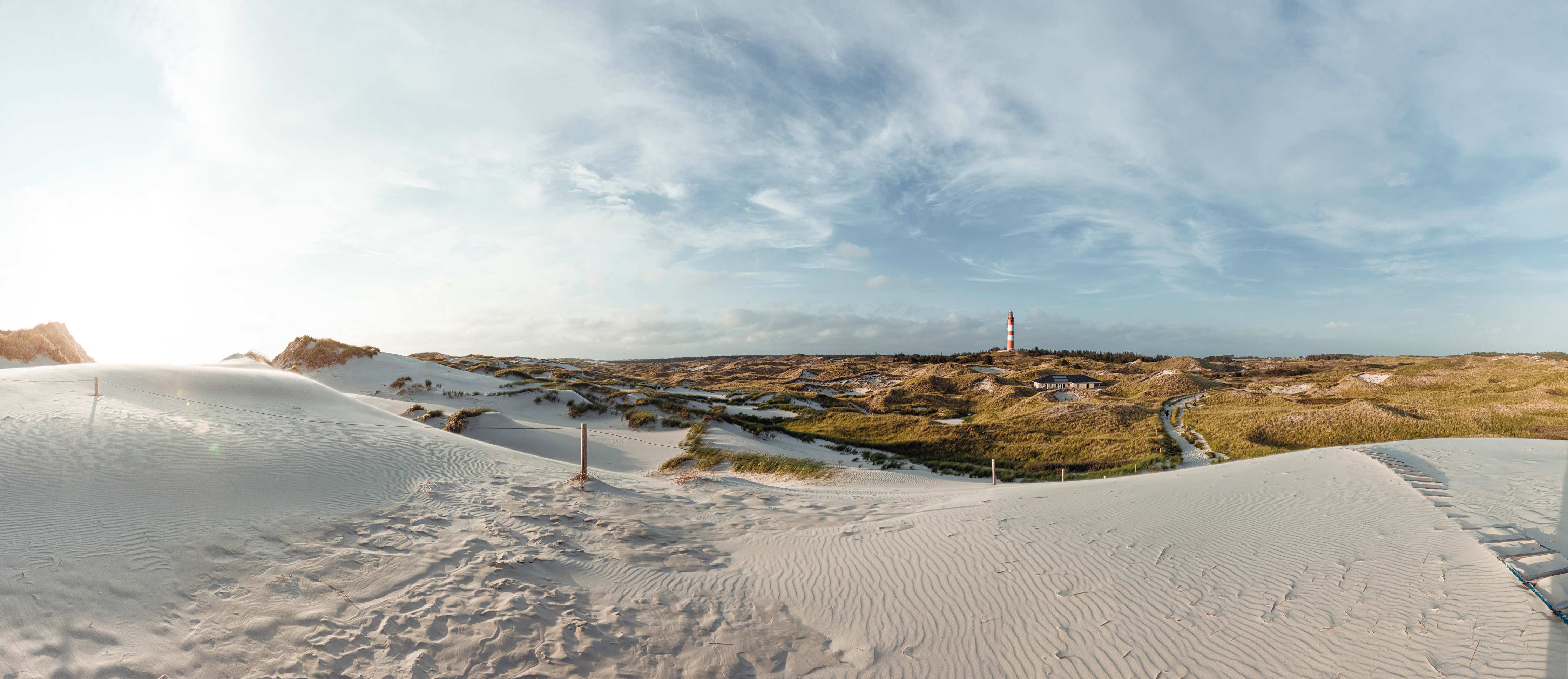 Duschrückwand-Weißer Sandstrand mit Dünen und Leuchtturm