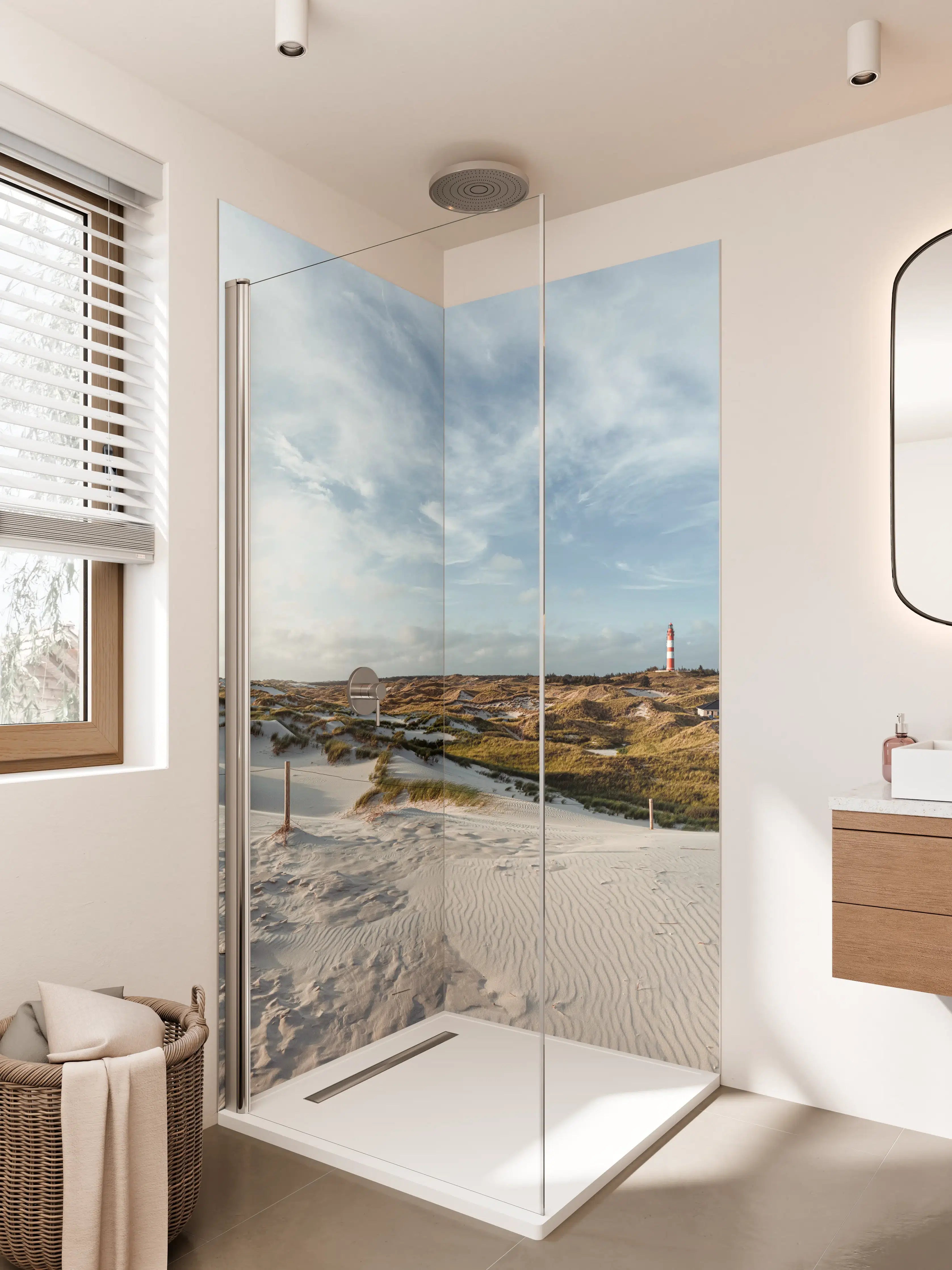 Duschrückwand - Weißer Sandstrand mit Dünen und Leuchtturm