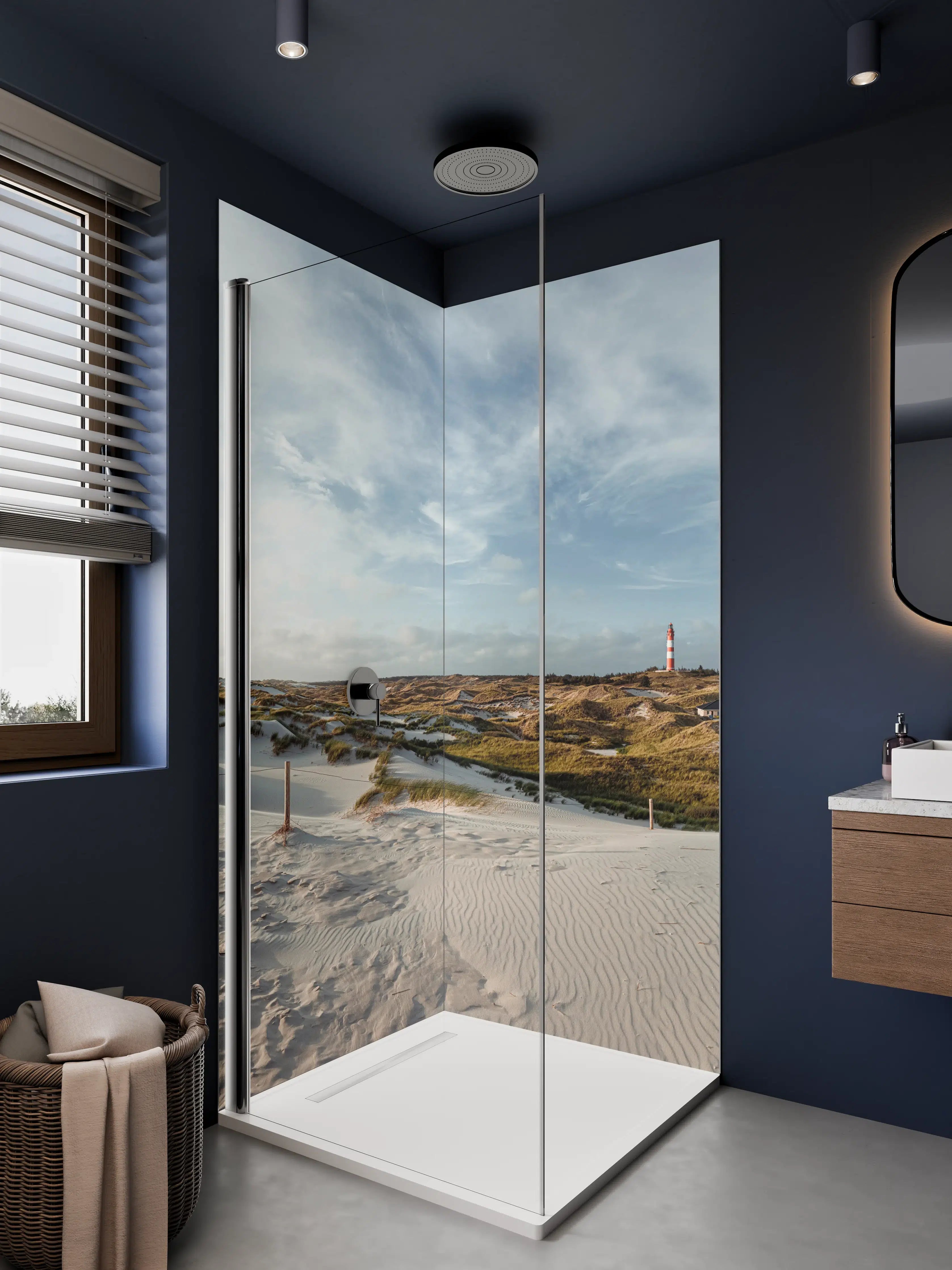 Duschrückwand - Weißer Sandstrand mit Dünen und Leuchtturm