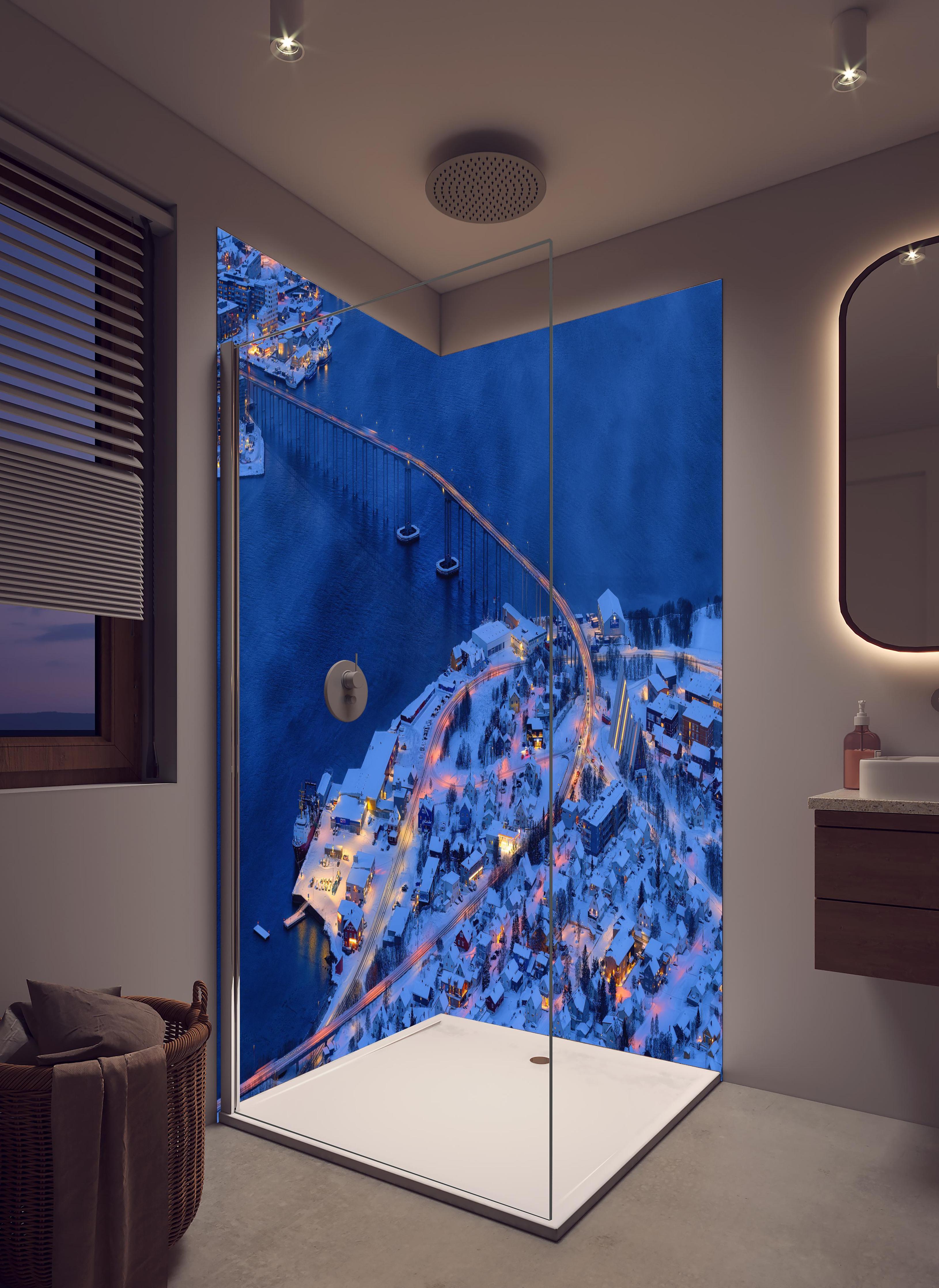 Duschrückwand - Winterlicher Abend über Tromsø Norwegen in hellem Badezimmer mit Regenduschkopf  - zweiteilige Eck-Duschrückwand
