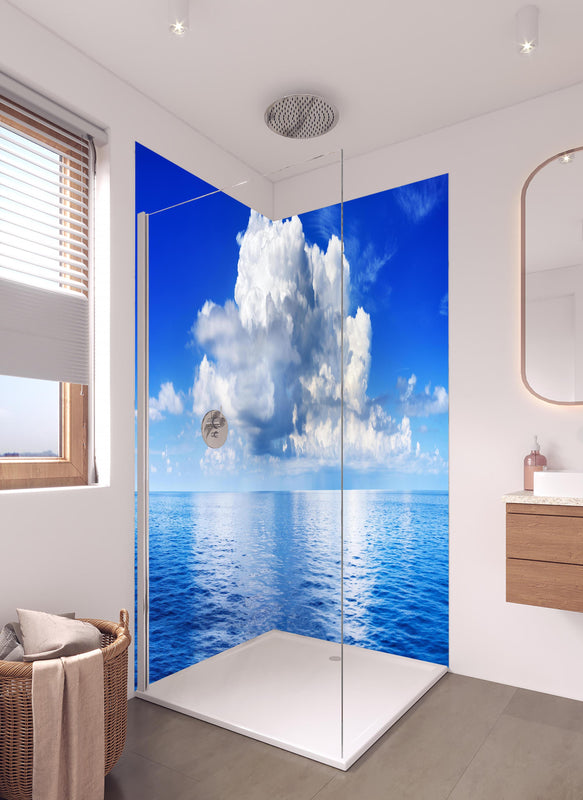 Duschrückwand - Wolkenkulisse über dem Ozean in hellem Badezimmer mit Regenduschkopf  - zweiteilige Eck-Duschrückwand