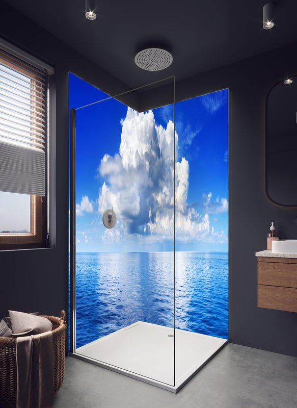 Duschrückwand - Wolkenkulisse über dem Ozean in hellem Badezimmer mit Regenduschkopf  - zweiteilige Eck-Duschrückwand