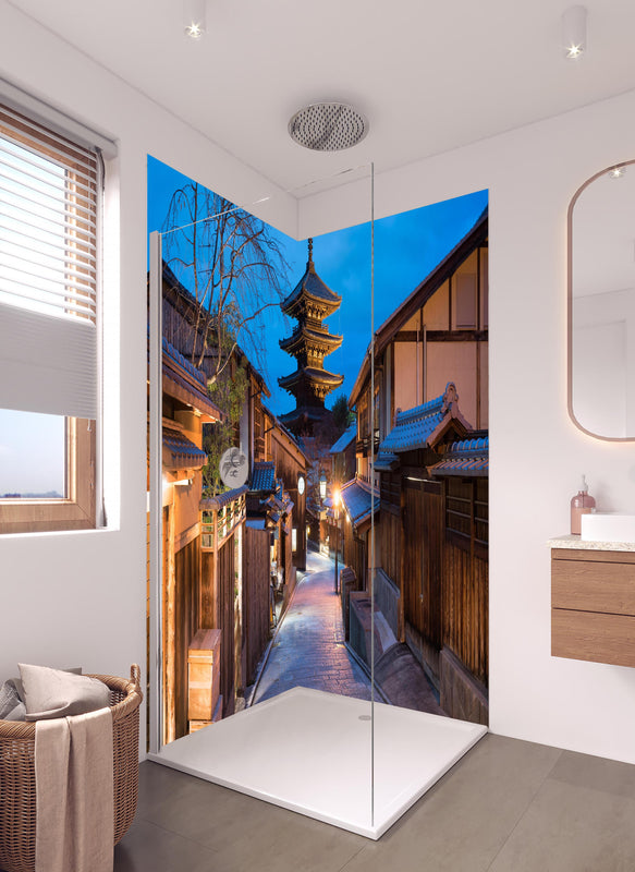 Duschrückwand - Yasaka-Pagode bei Nacht in Kyoto in hellem Badezimmer mit Regenduschkopf  - zweiteilige Eck-Duschrückwand