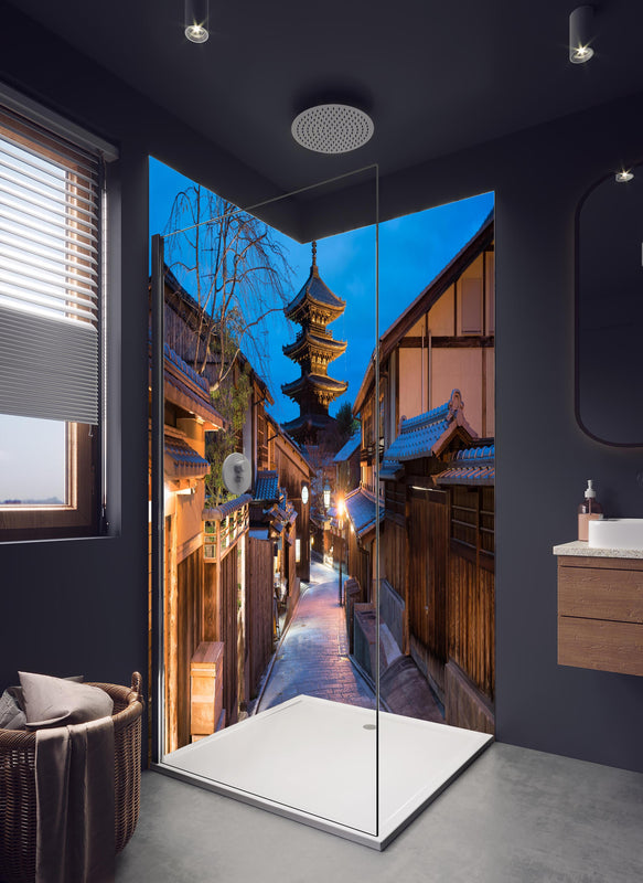 Duschrückwand - Yasaka-Pagode bei Nacht in Kyoto in hellem Badezimmer mit Regenduschkopf  - zweiteilige Eck-Duschrückwand