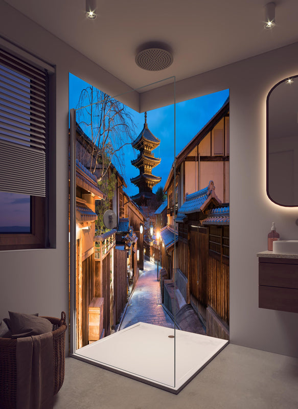 Duschrückwand - Yasaka-Pagode bei Nacht in Kyoto in hellem Badezimmer mit Regenduschkopf  - zweiteilige Eck-Duschrückwand