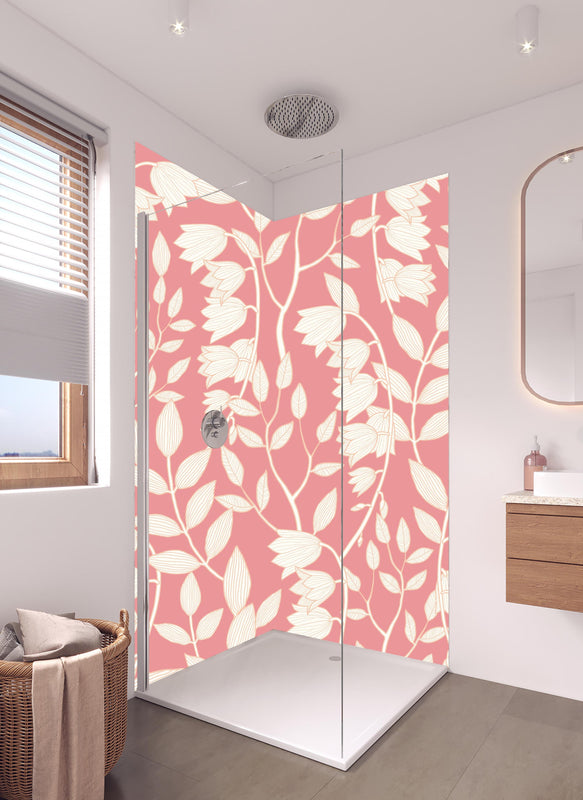 Duschrückwand - Zartrosa Tapete mit elegantem Blattmuster in hellem Badezimmer mit Regenduschkopf  - zweiteilige Eck-Duschrückwand