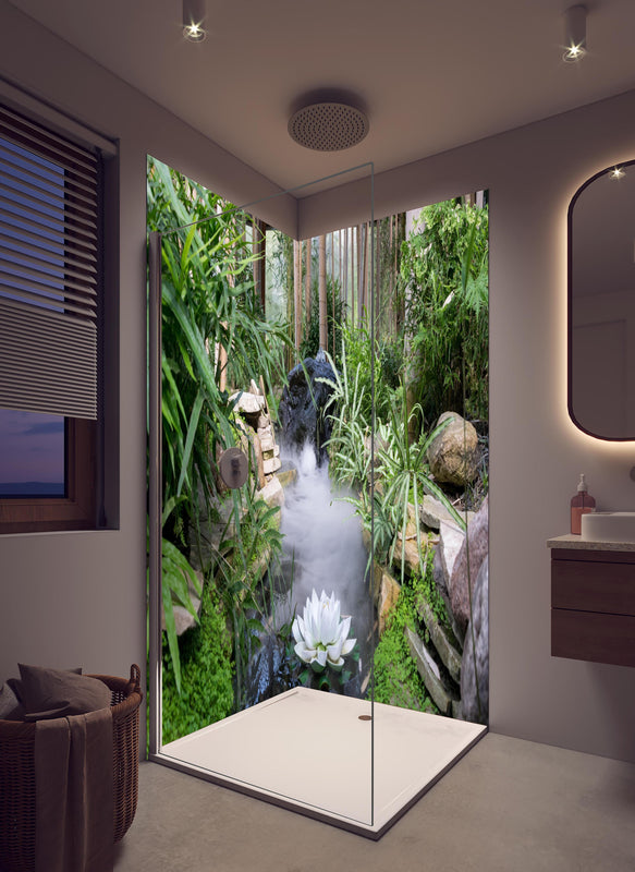Duschrückwand - Zen-Garten mit weißer Seerose in hellem Badezimmer mit Regenduschkopf  - zweiteilige Eck-Duschrückwand