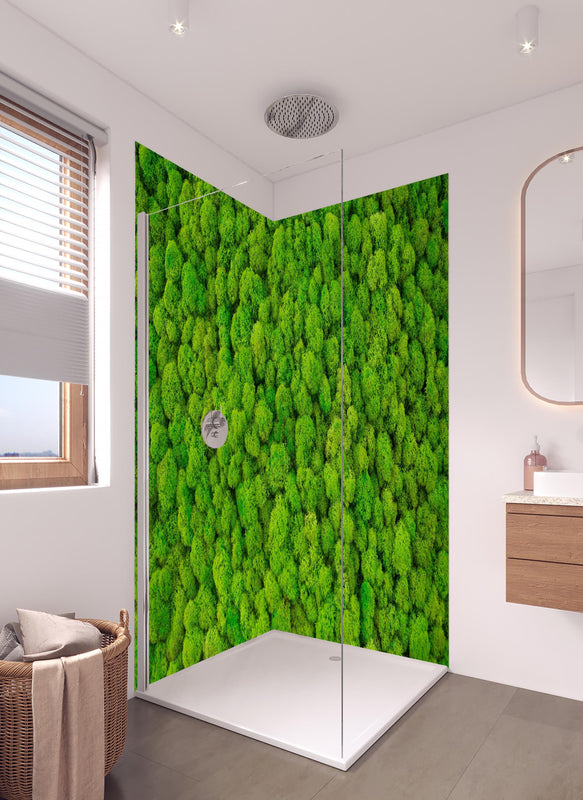 Duschrückwand - dekoratives Moos Design in hellem Badezimmer mit Regenduschkopf  - zweiteilige Eck-Duschrückwand
