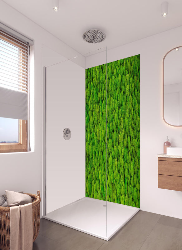 Duschrückwand - dekoratives Moos Design in hellem Badezimmer mit Regenduschkopf  - zweiteilige Eck-Duschrückwand