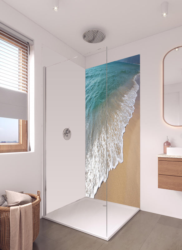 Duschrückwand - friedlicher Strand in Grieschenland in hellem Badezimmer mit Regenduschkopf  - zweiteilige Eck-Duschrückwand