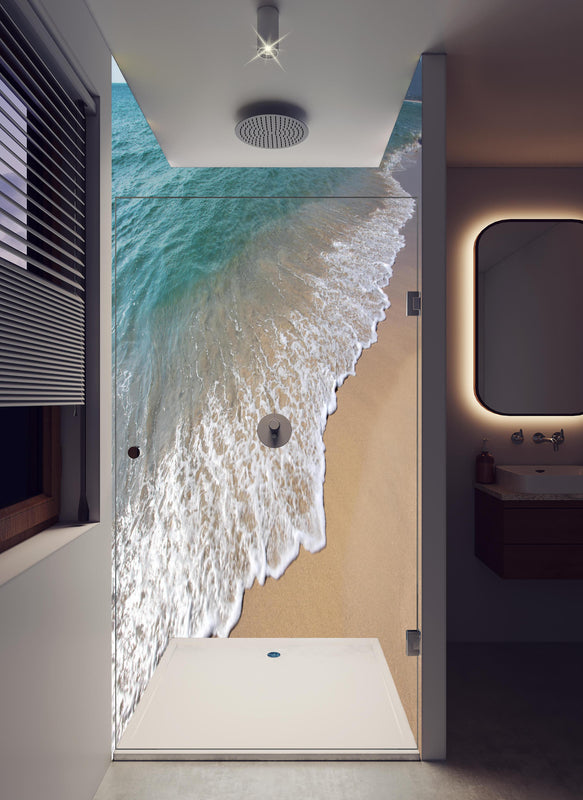 Duschrückwand - friedlicher Strand in Grieschenland in hellem Badezimmer mit Regenduschkopf  - zweiteilige Eck-Duschrückwand