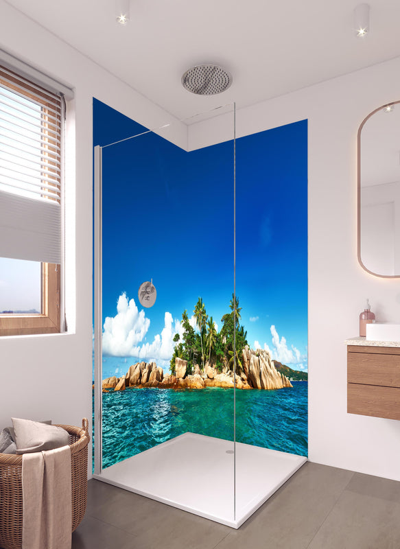 Duschrückwand - kleine tropische Insel vor Sankt Pierre in hellem Badezimmer mit Regenduschkopf  - zweiteilige Eck-Duschrückwand