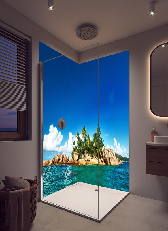 Duschrückwand - kleine tropische Insel vor Sankt Pierre in hellem Badezimmer mit Regenduschkopf  - zweiteilige Eck-Duschrückwand