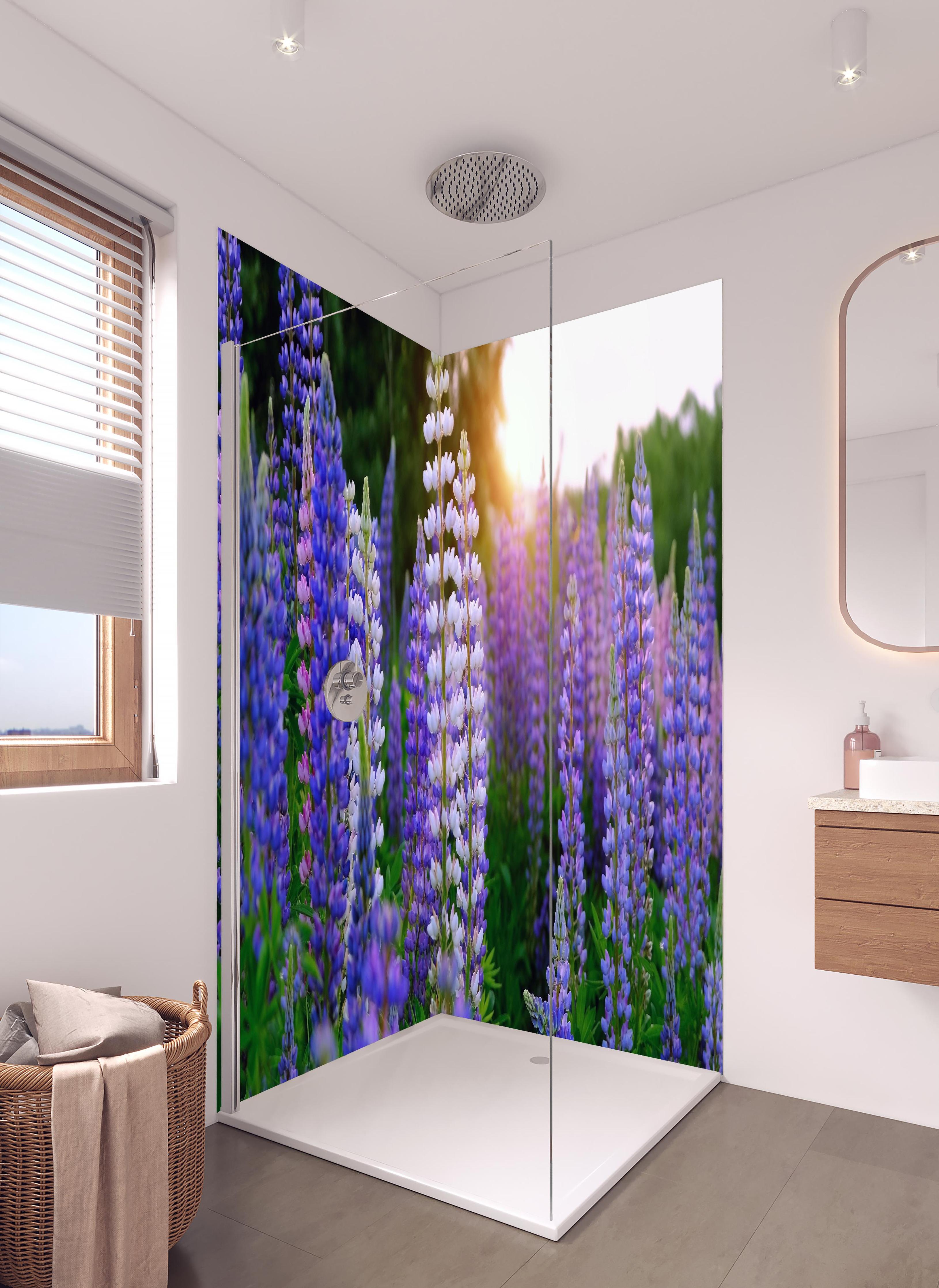 Duschrückwand - lila-rosa Lupine Blumen  in hellem Badezimmer mit Regenduschkopf  - zweiteilige Eck-Duschrückwand