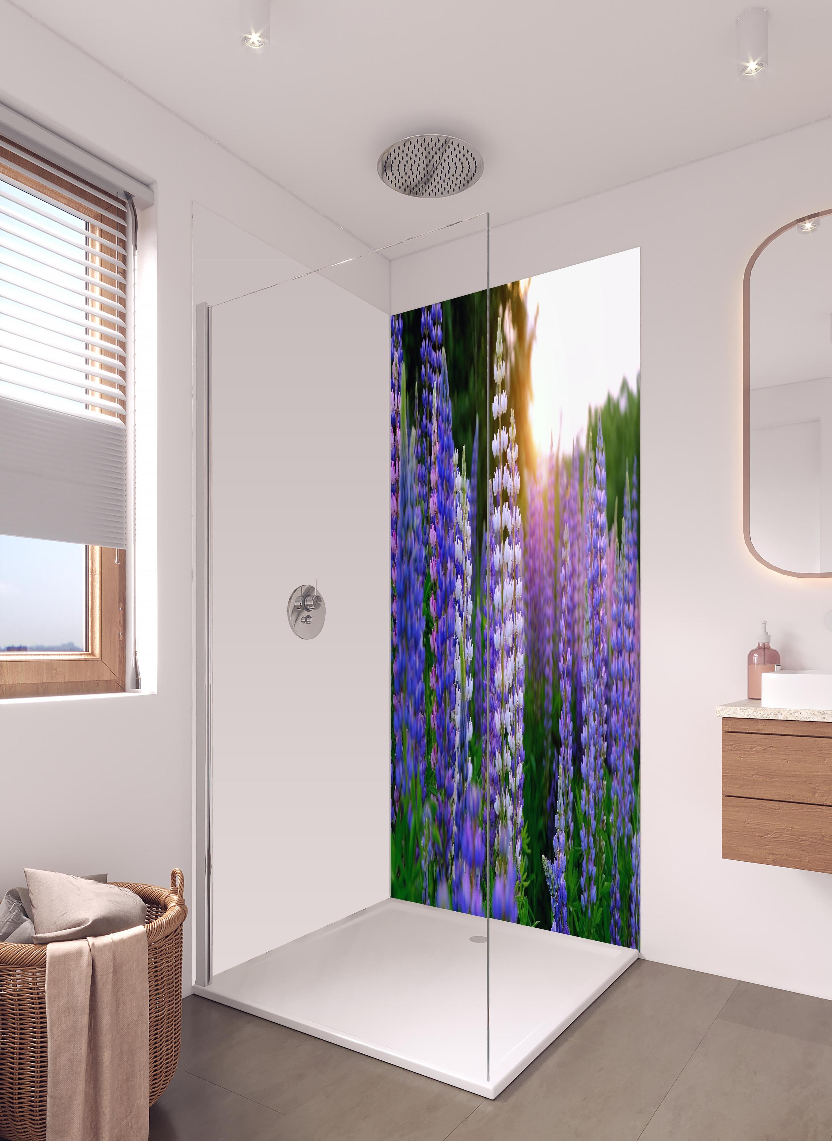 Duschrückwand - lila-rosa Lupine Blumen  in hellem Badezimmer mit Regenduschkopf  - zweiteilige Eck-Duschrückwand