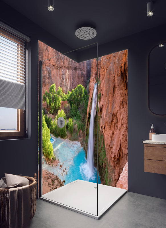 Duschrückwand - paradiesischer Anblick der Havasu Falls  in hellem Badezimmer mit Regenduschkopf  - zweiteilige Eck-Duschrückwand