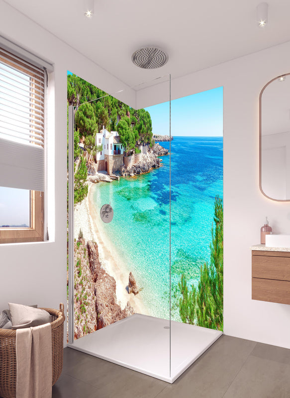 Duschrückwand - traumhafter Mallorca Strand  in hellem Badezimmer mit Regenduschkopf  - zweiteilige Eck-Duschrückwand