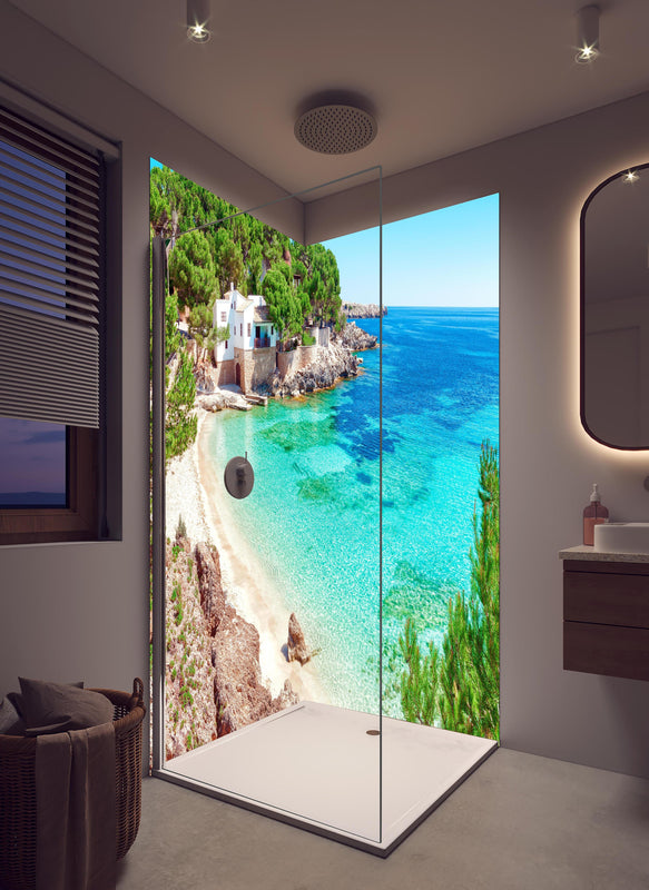 Duschrückwand - traumhafter Mallorca Strand  in hellem Badezimmer mit Regenduschkopf  - zweiteilige Eck-Duschrückwand
