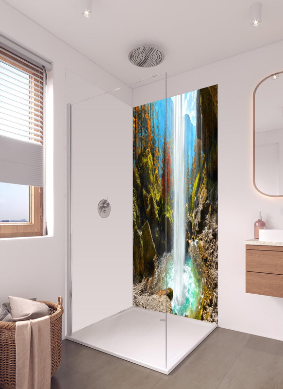 Duschrückwand - türkiser Wasserfall in Slowenien in hellem Badezimmer mit Regenduschkopf  - zweiteilige Eck-Duschrückwand