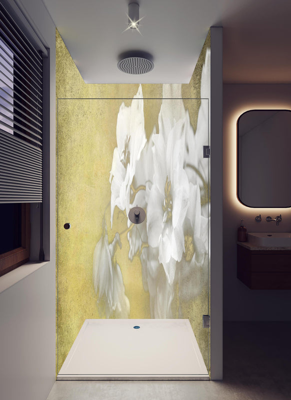 Duschrückwand - weiße Blumen auf goldenem Hintergrund in hellem Badezimmer mit Regenduschkopf  - zweiteilige Eck-Duschrückwand