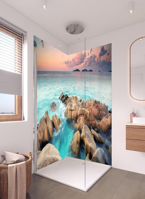 Duschrückwand - zauberhaftes Felsen in Seychellen in hellem Badezimmer mit Regenduschkopf  - zweiteilige Eck-Duschrückwand
