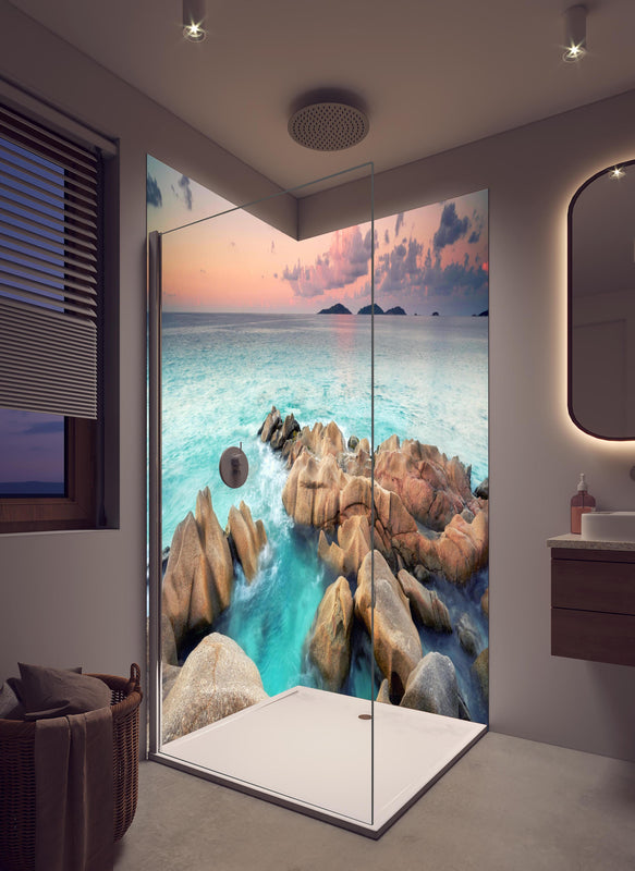 Duschrückwand - zauberhaftes Felsen in Seychellen in hellem Badezimmer mit Regenduschkopf  - zweiteilige Eck-Duschrückwand