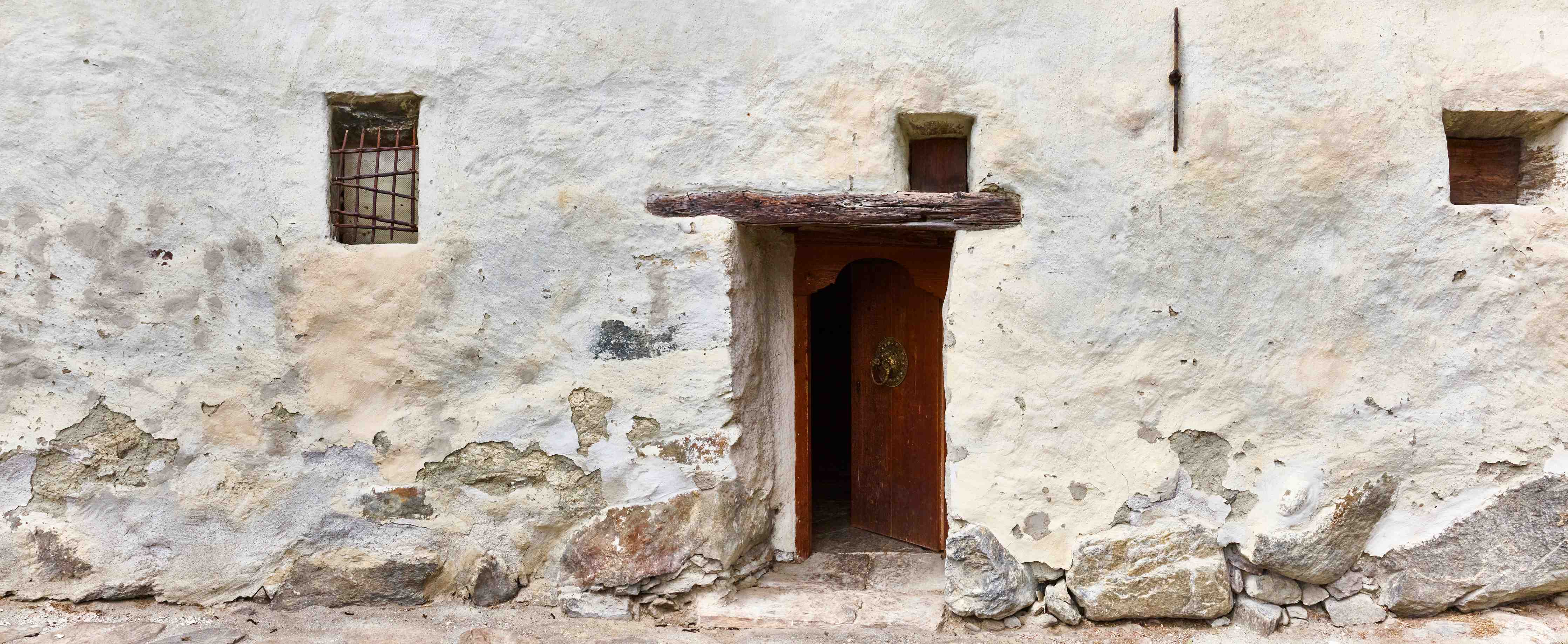 Große Wandbilder-Alter Türeingang in Südtirol