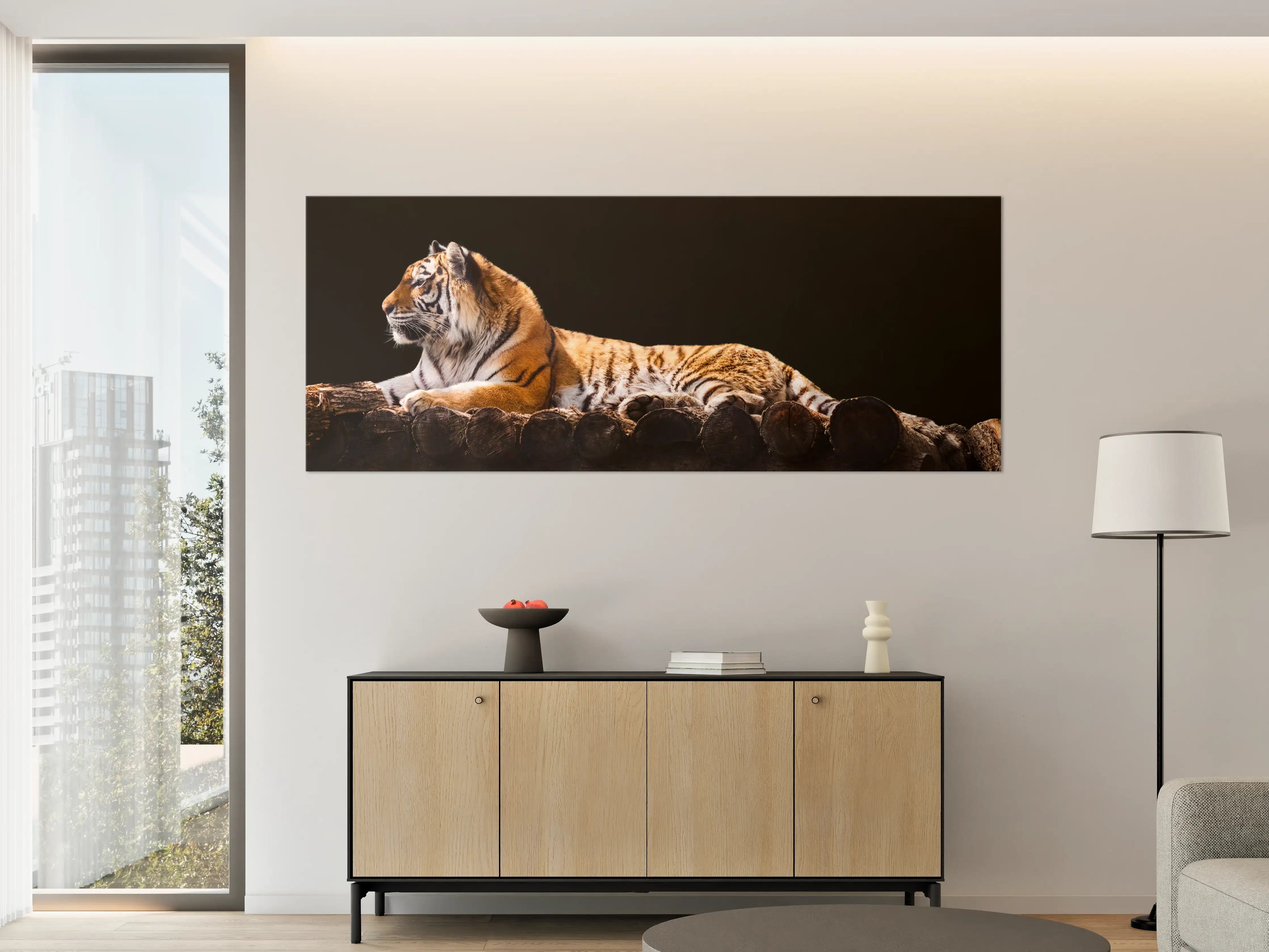 Große Wandbilder - Amurtiger liegend auf Holzdeck mit Schwarzem Hintergrund