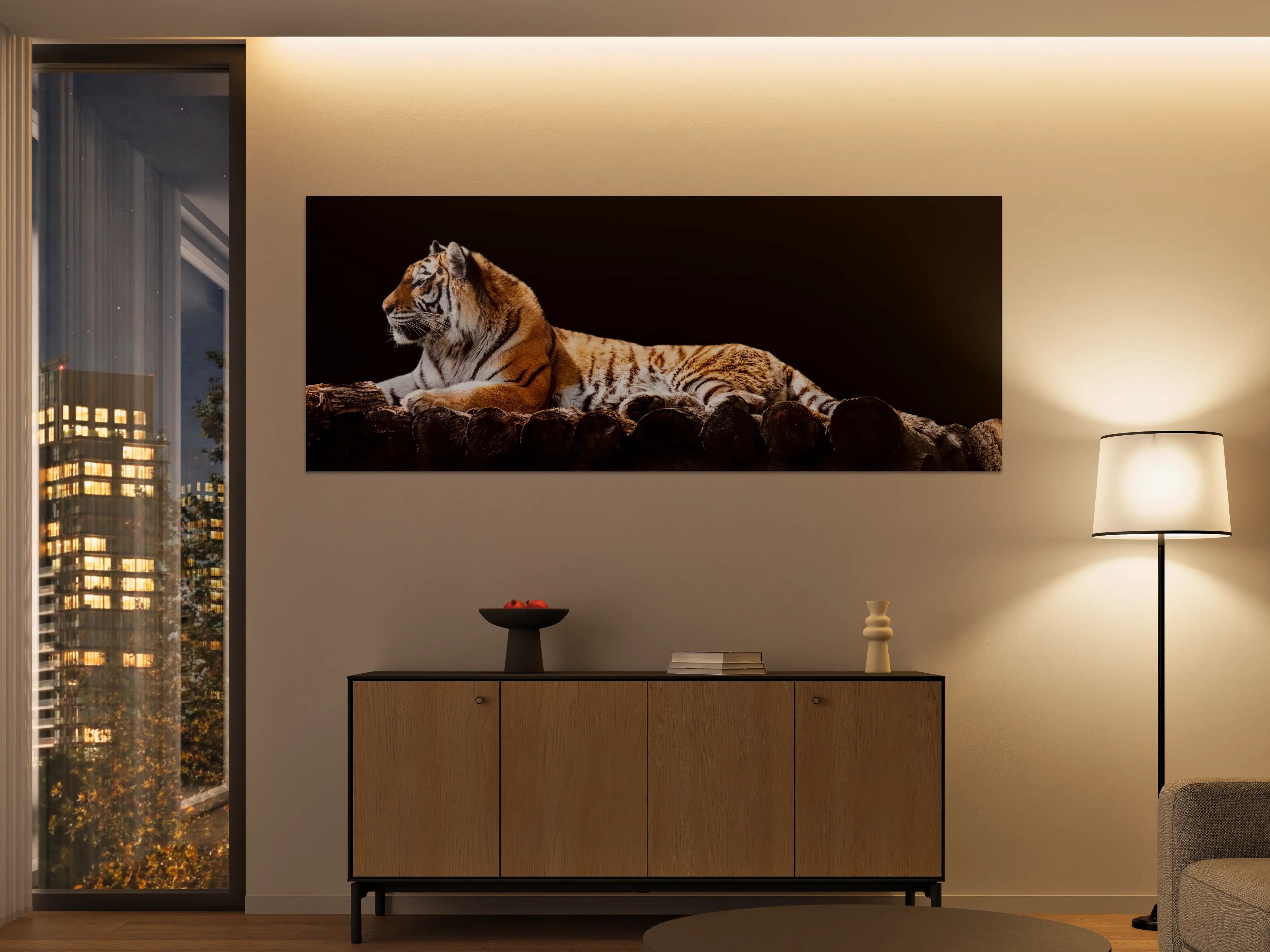 Große Wandbilder - Amurtiger liegend auf Holzdeck mit Schwarzem Hintergrund