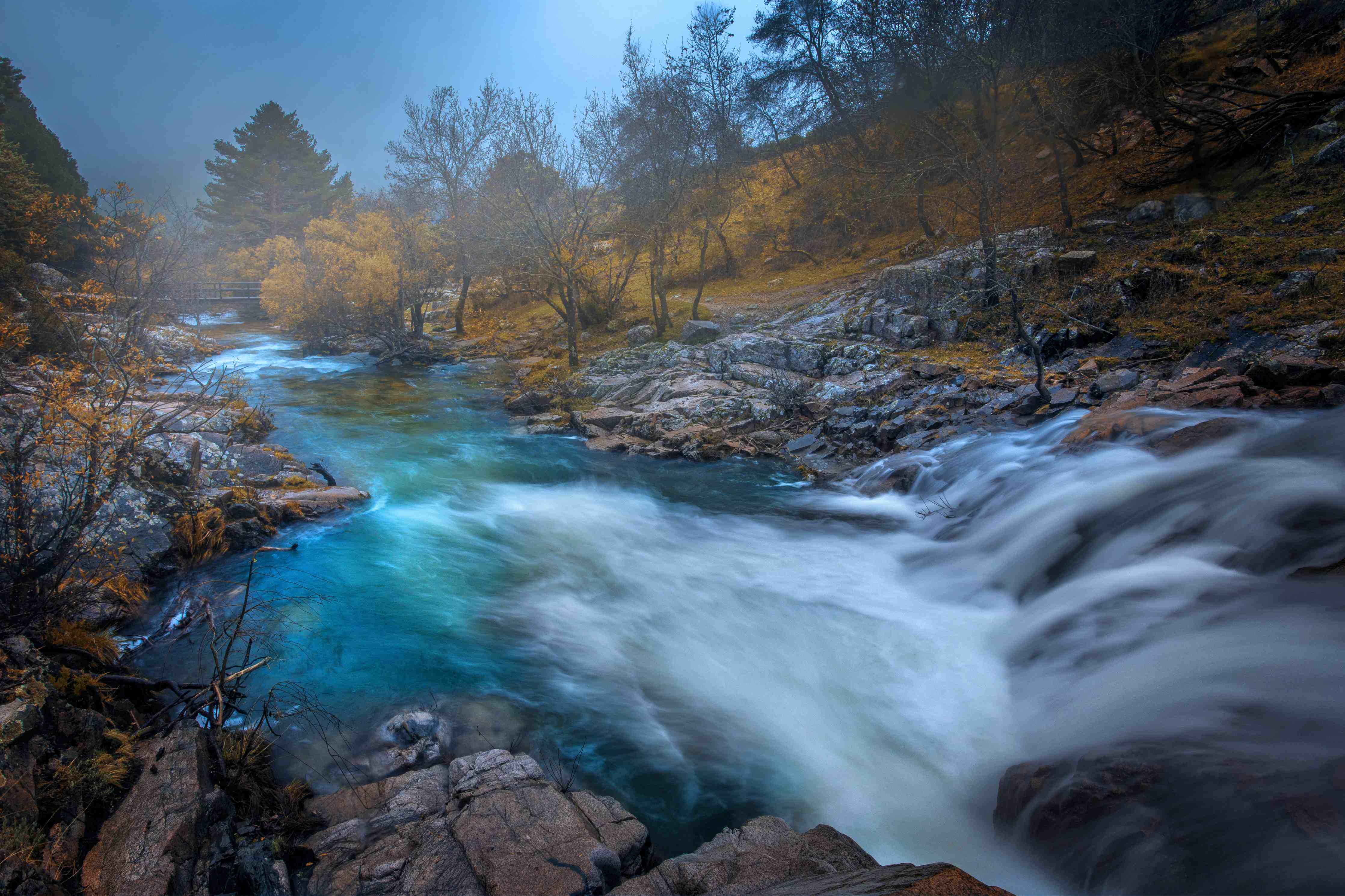 Große Wandbilder-Bach im Herbstwald mit Wasserbewegung