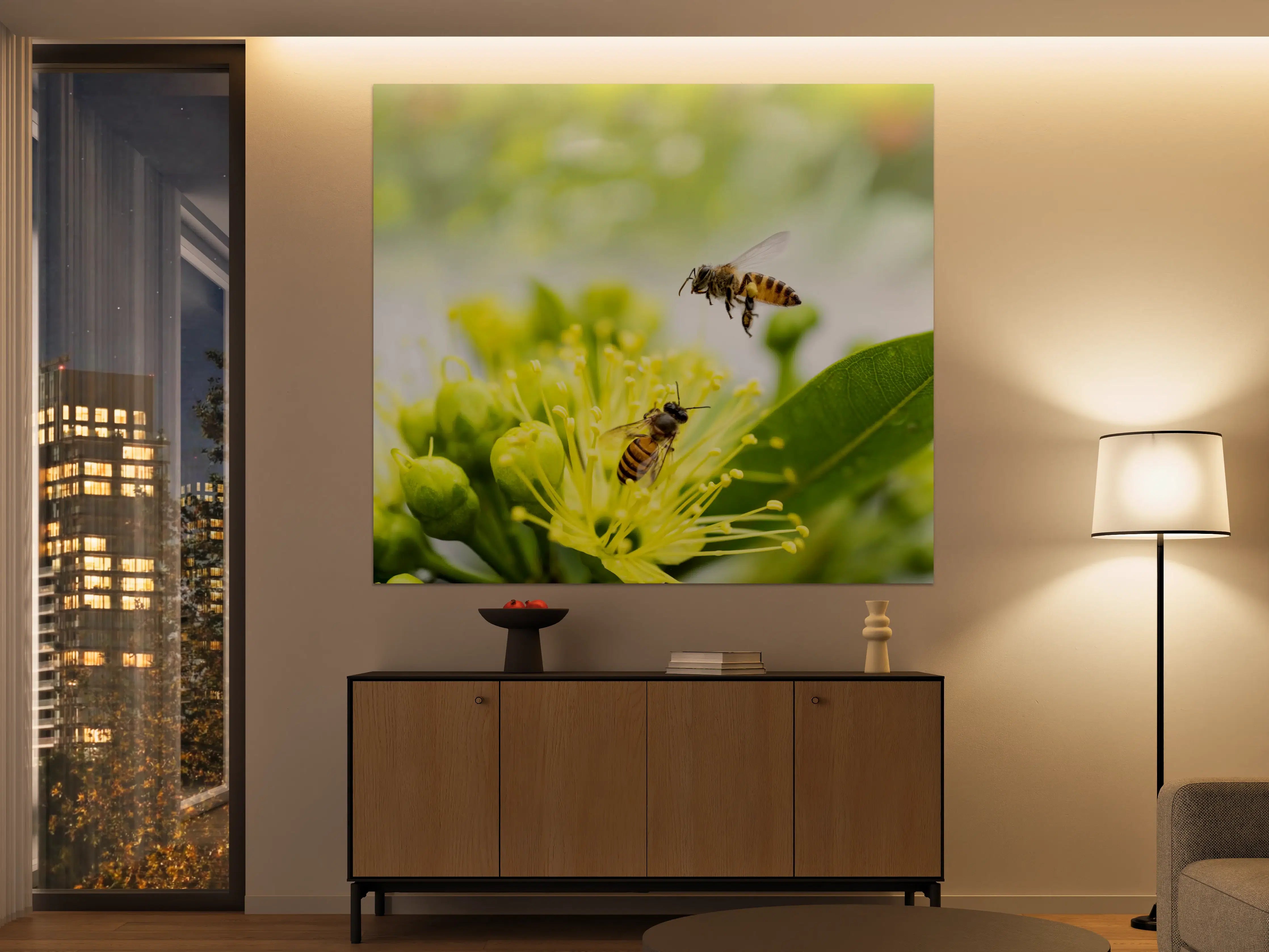 Große Wandbilder - Biene sammelt Pollen an einer Blüte