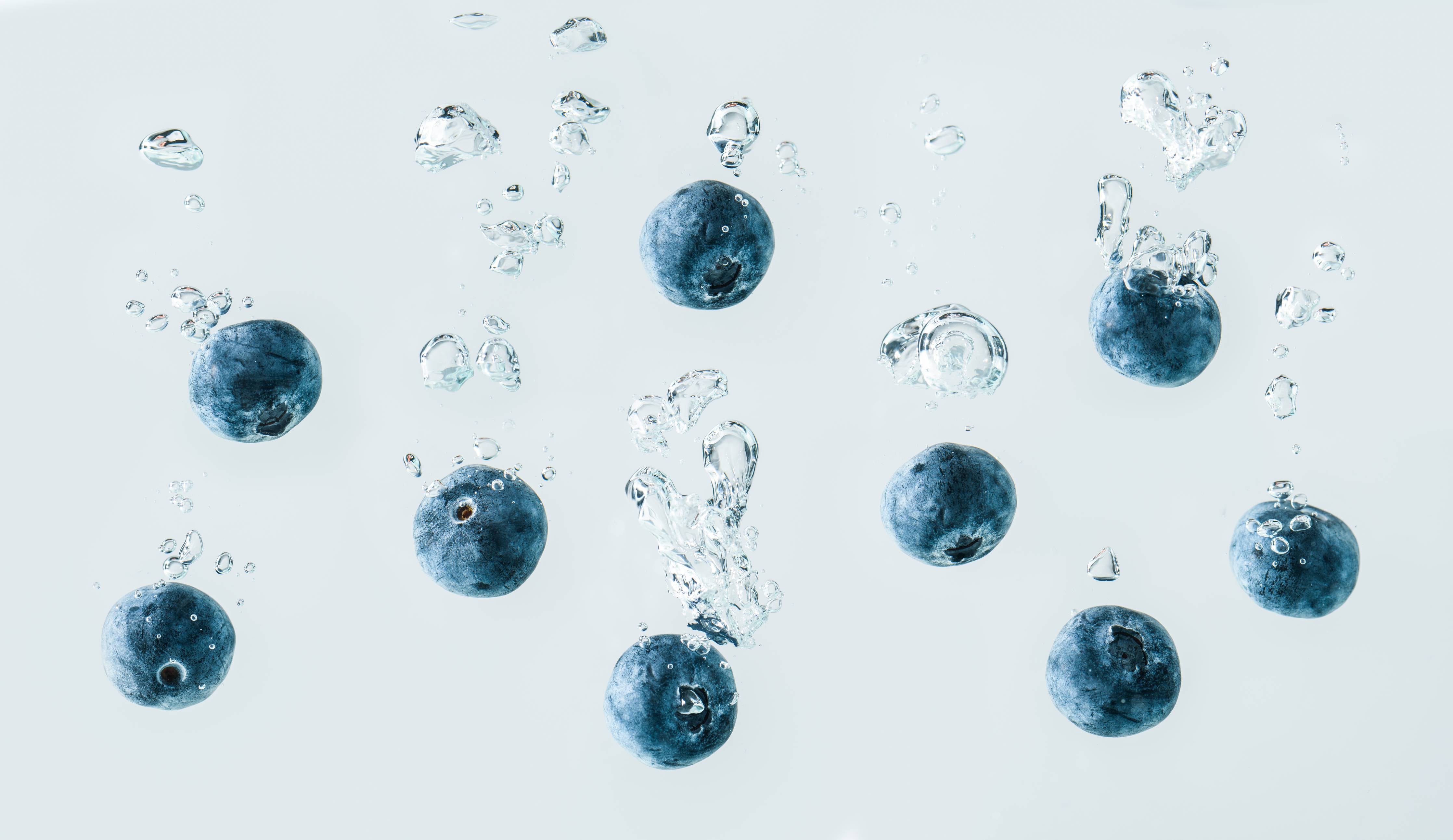 Große Wandbilder-Blaubeeren im Wassertropfen