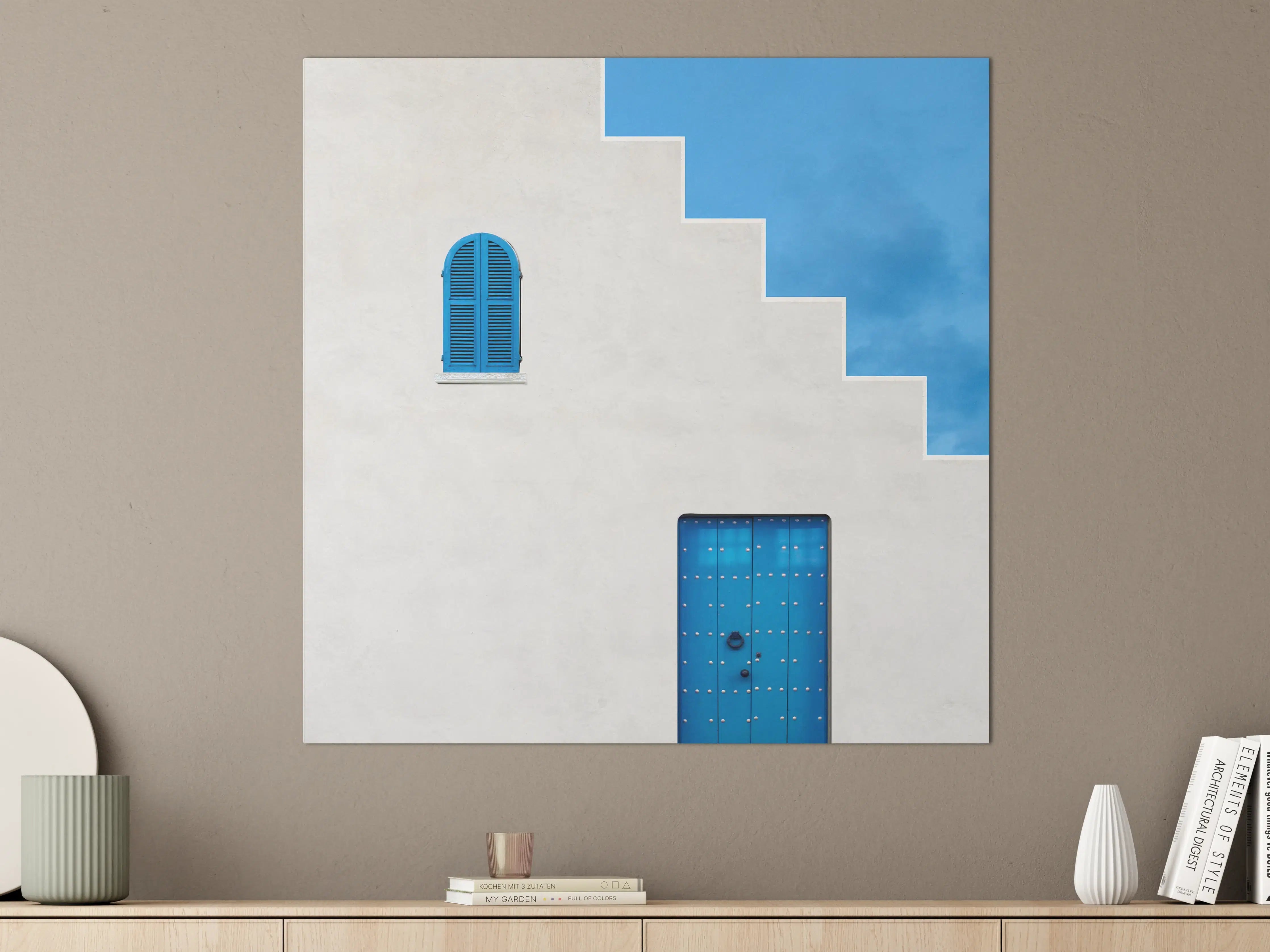 Große Wandbilder - Blaue Fenster und Tür auf weißer Fassade
