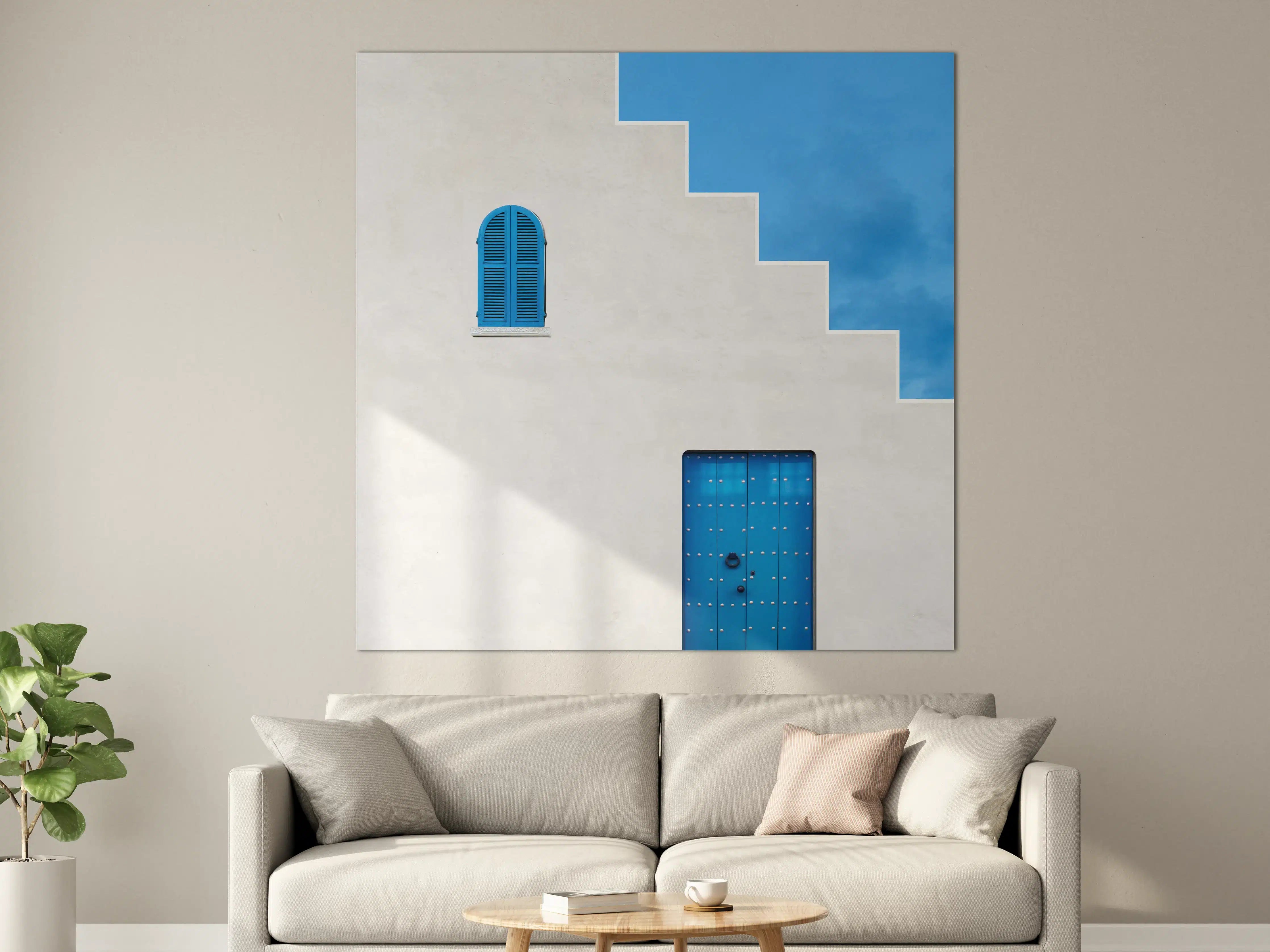 Große Wandbilder - Blaue Fenster und Tür auf weißer Fassade