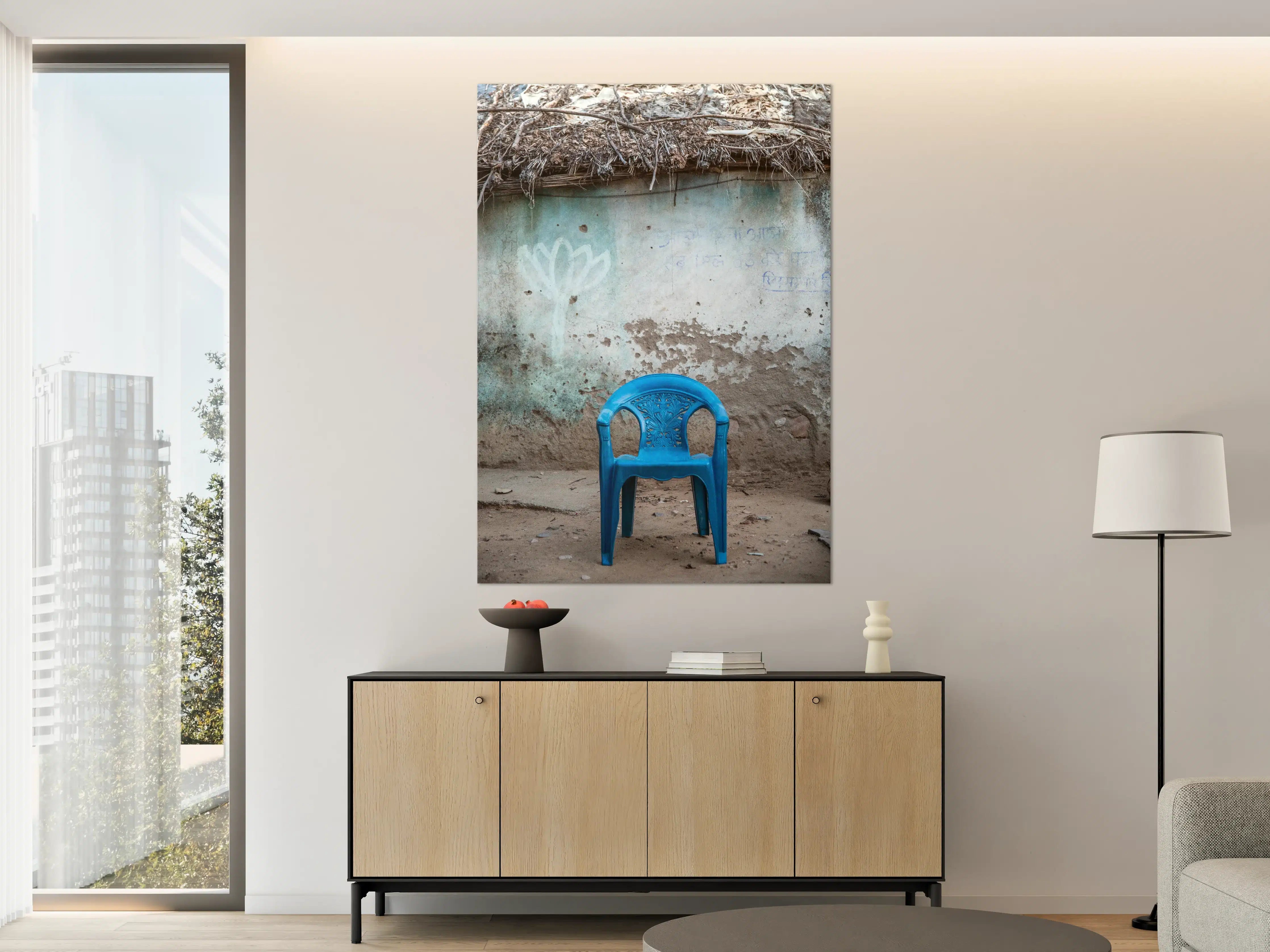 Große Wandbilder - Blauer Stuhl vor alter Fassade