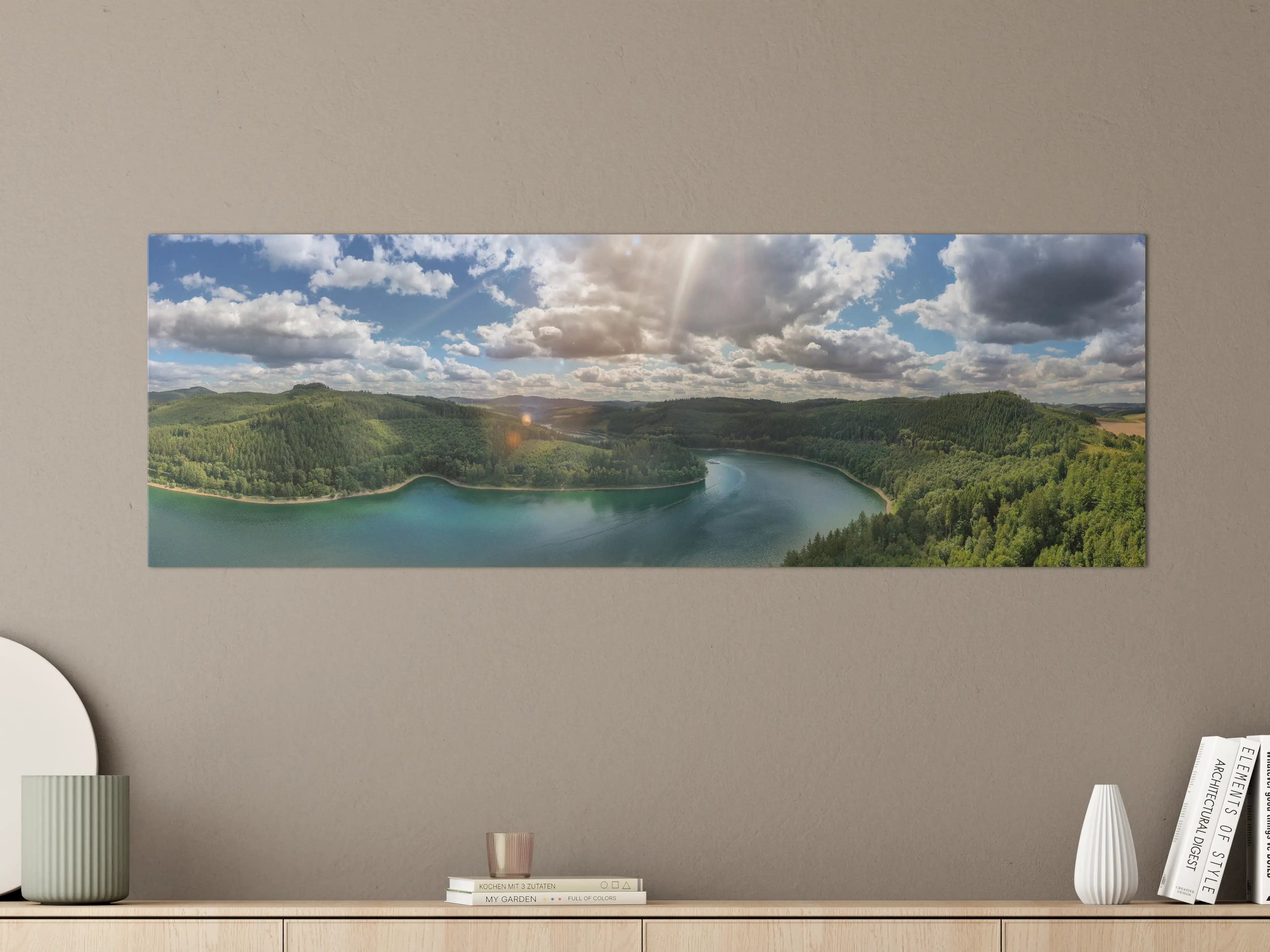 Große Wandbilder - Blick auf einen großen See bei sonnigem Himmel