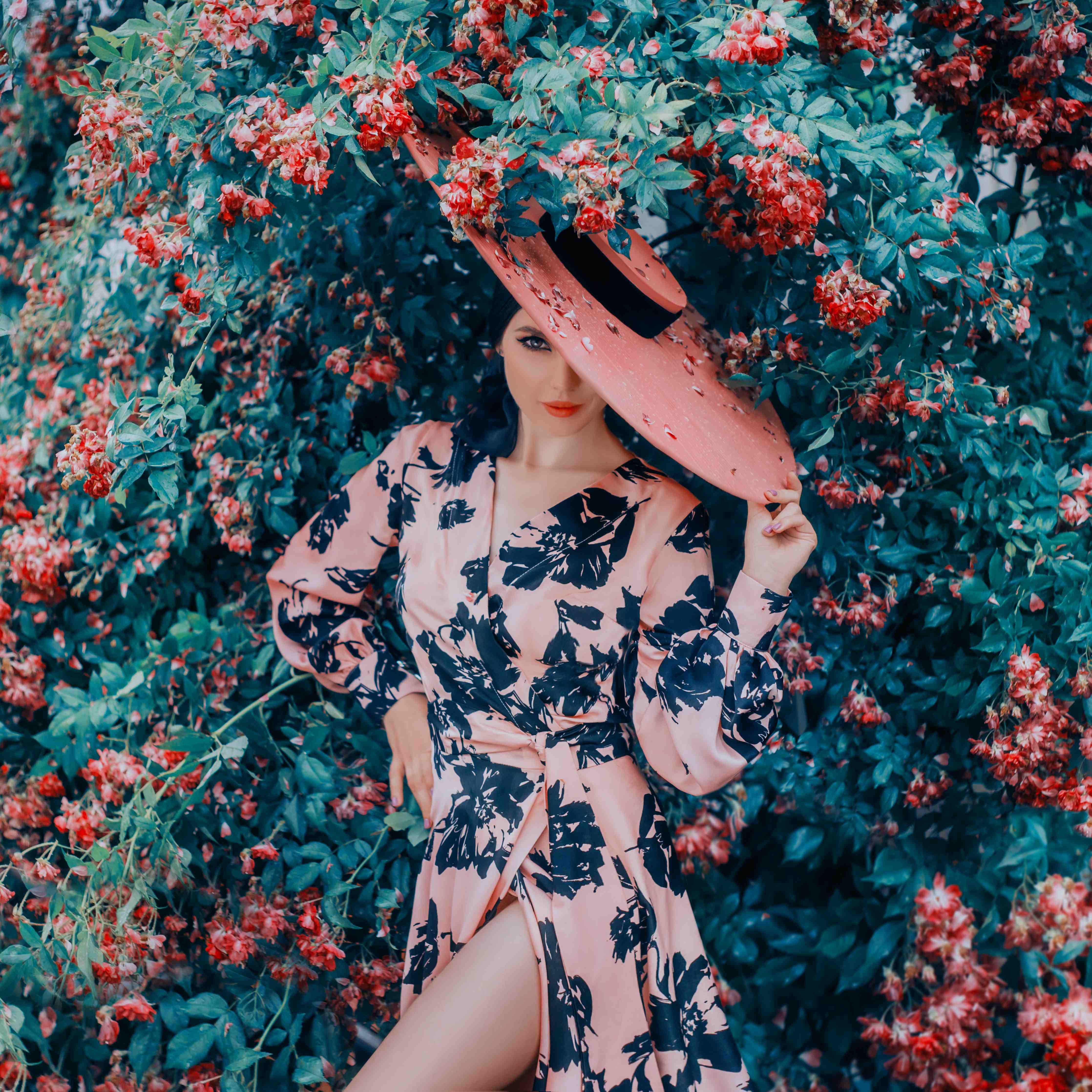Große Wandbilder-Blumenreiche Frau im eleganten Kleid