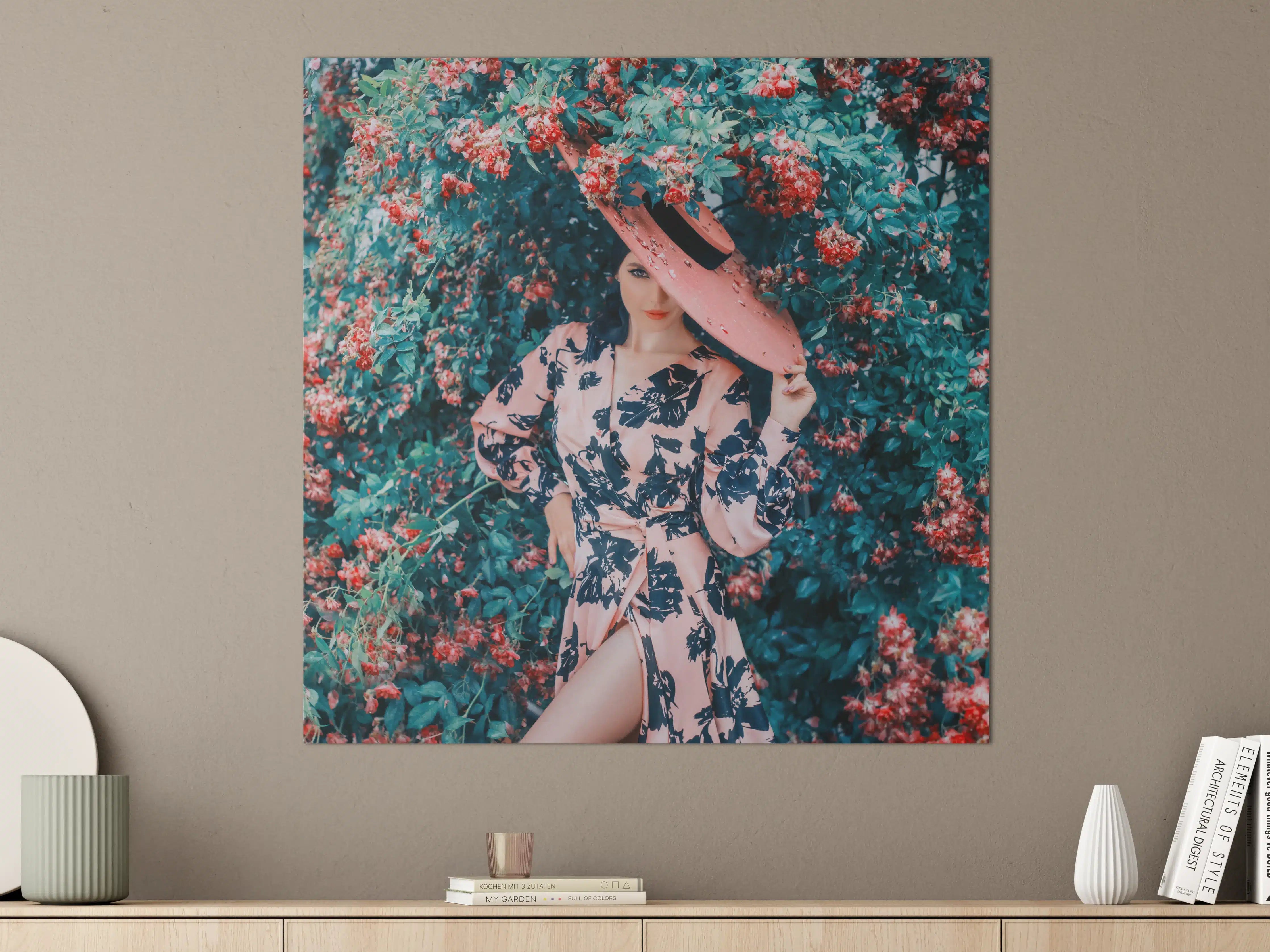 Große Wandbilder - Blumenreiche Frau im eleganten Kleid