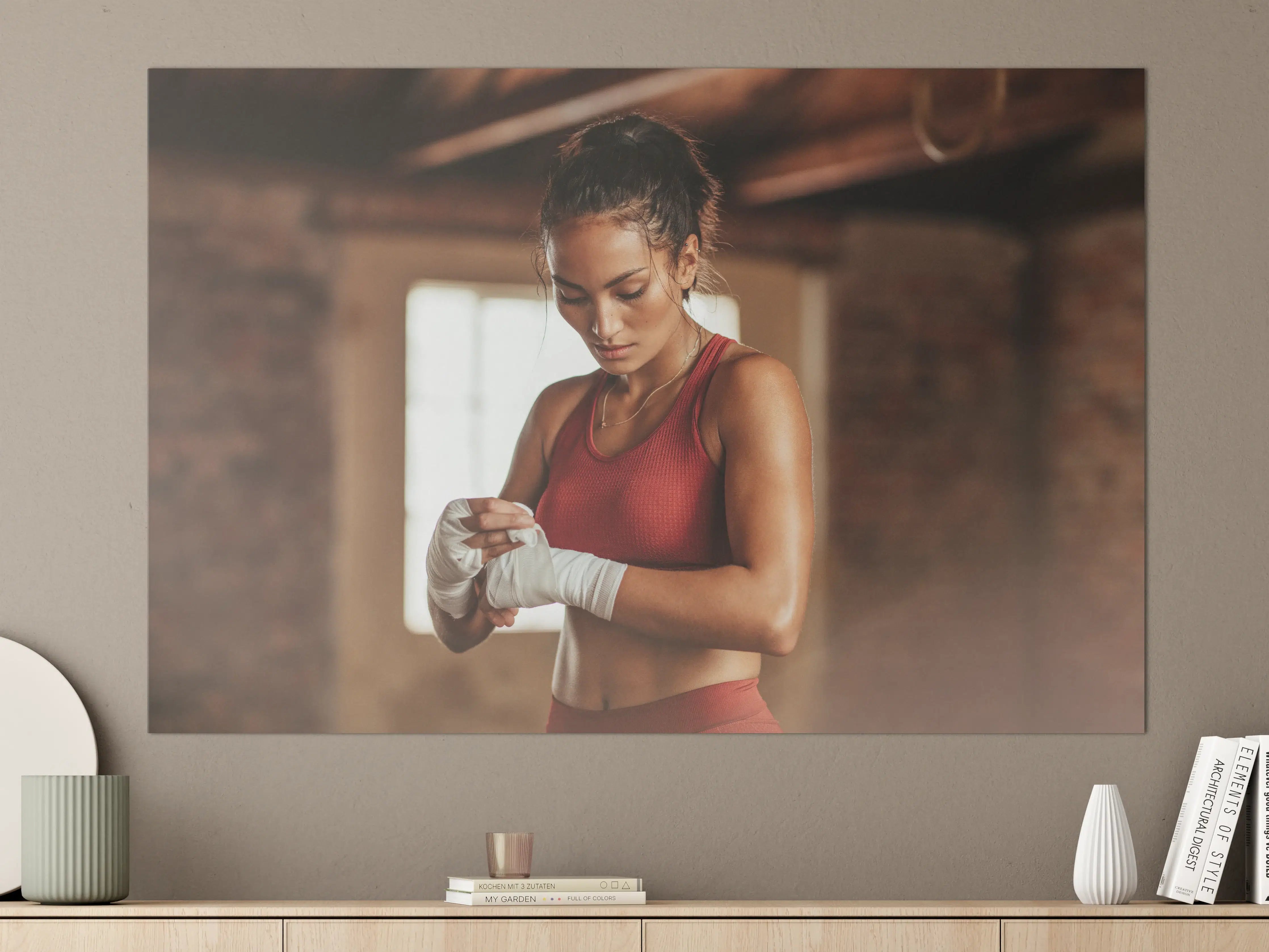 Große Wandbilder - Boxerin mit Armband am Handgelenk
