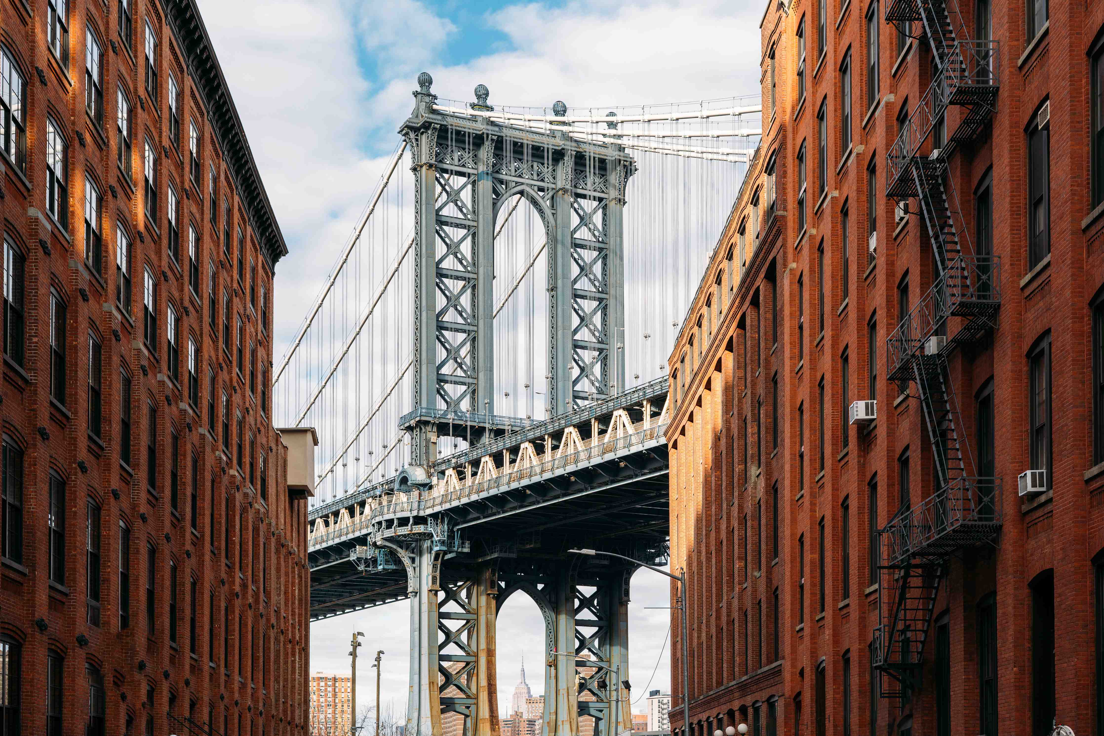 Große Wandbilder-Brooklyn Bridge zwischen roten Backsteinbauten