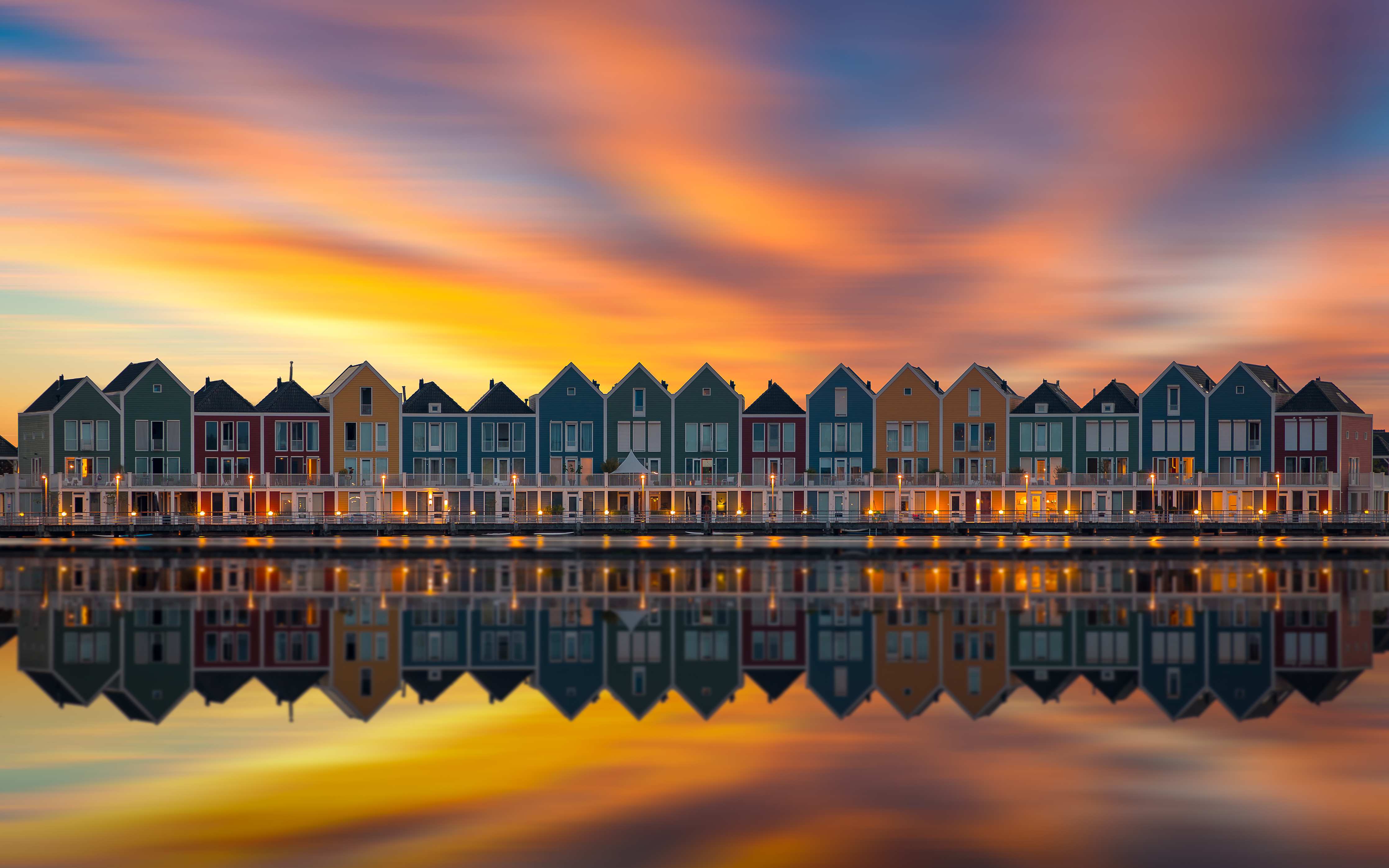 Große Wandbilder-Bunte Häuser am Wasser bei Sonnenuntergang