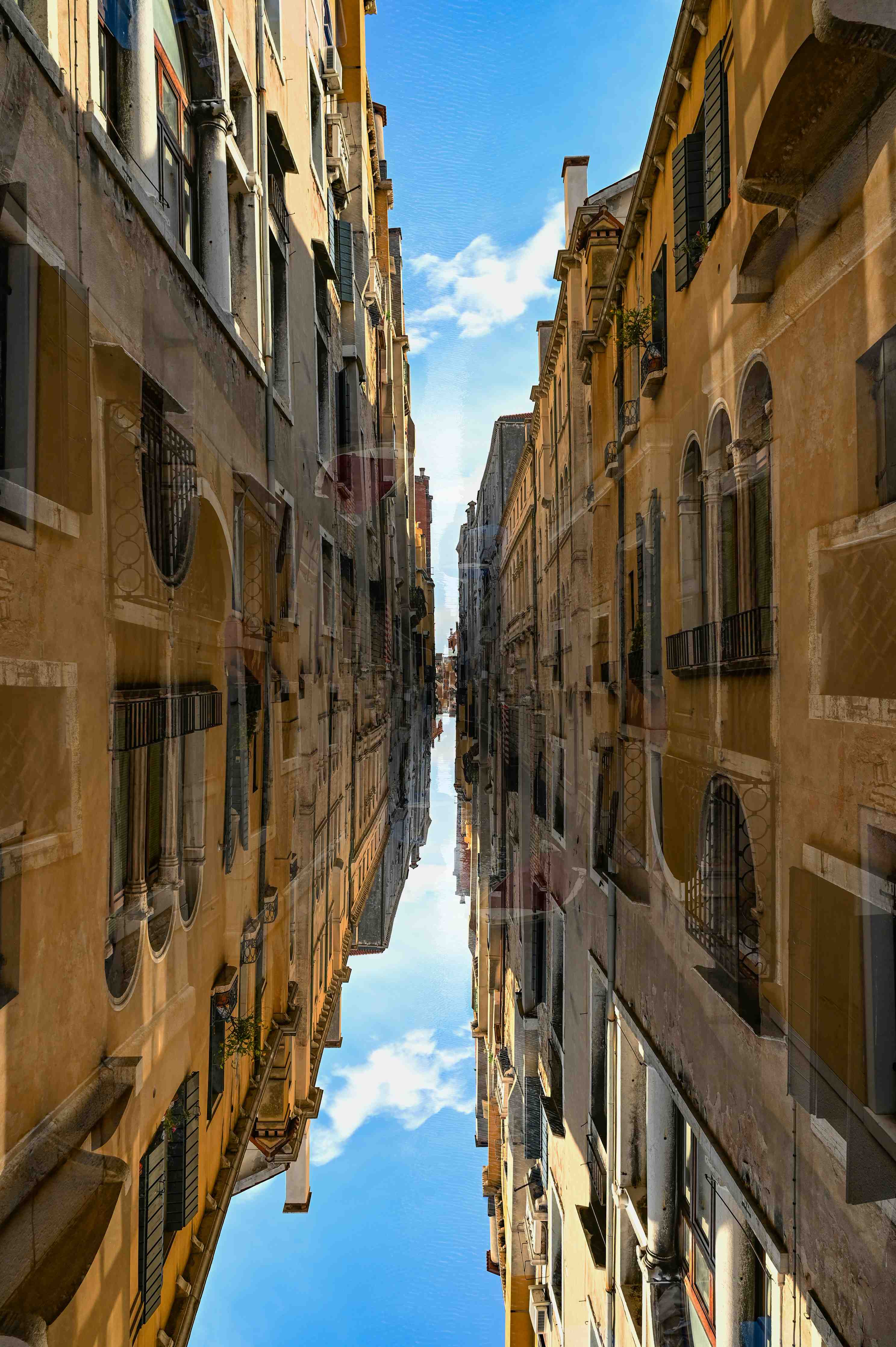 Große Wandbilder-Bunter Stadtstraßenblick mit spiegelnder Wasserfläche