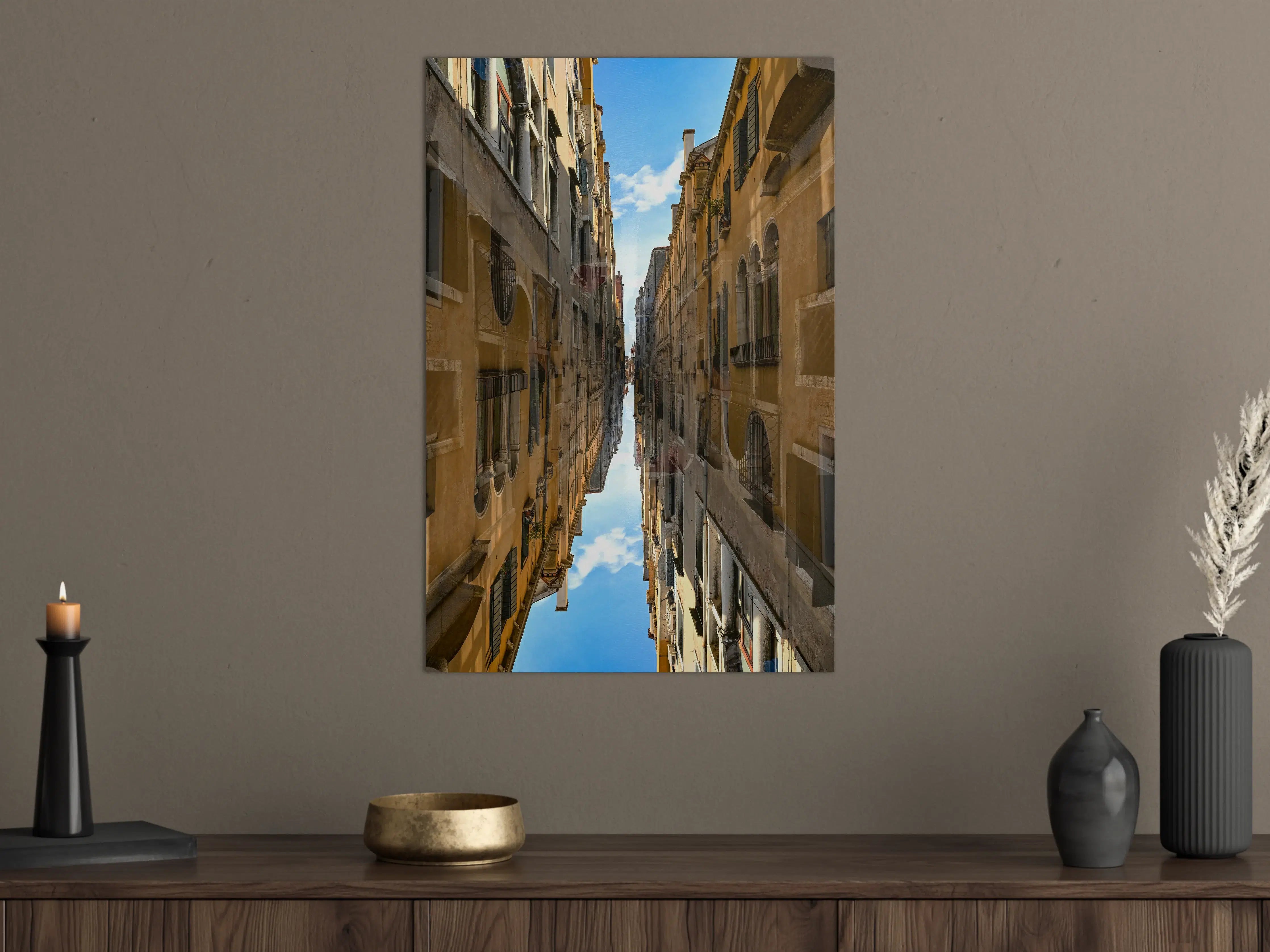 Große Wandbilder - Bunter Stadtstraßenblick mit spiegelnder Wasserfläche