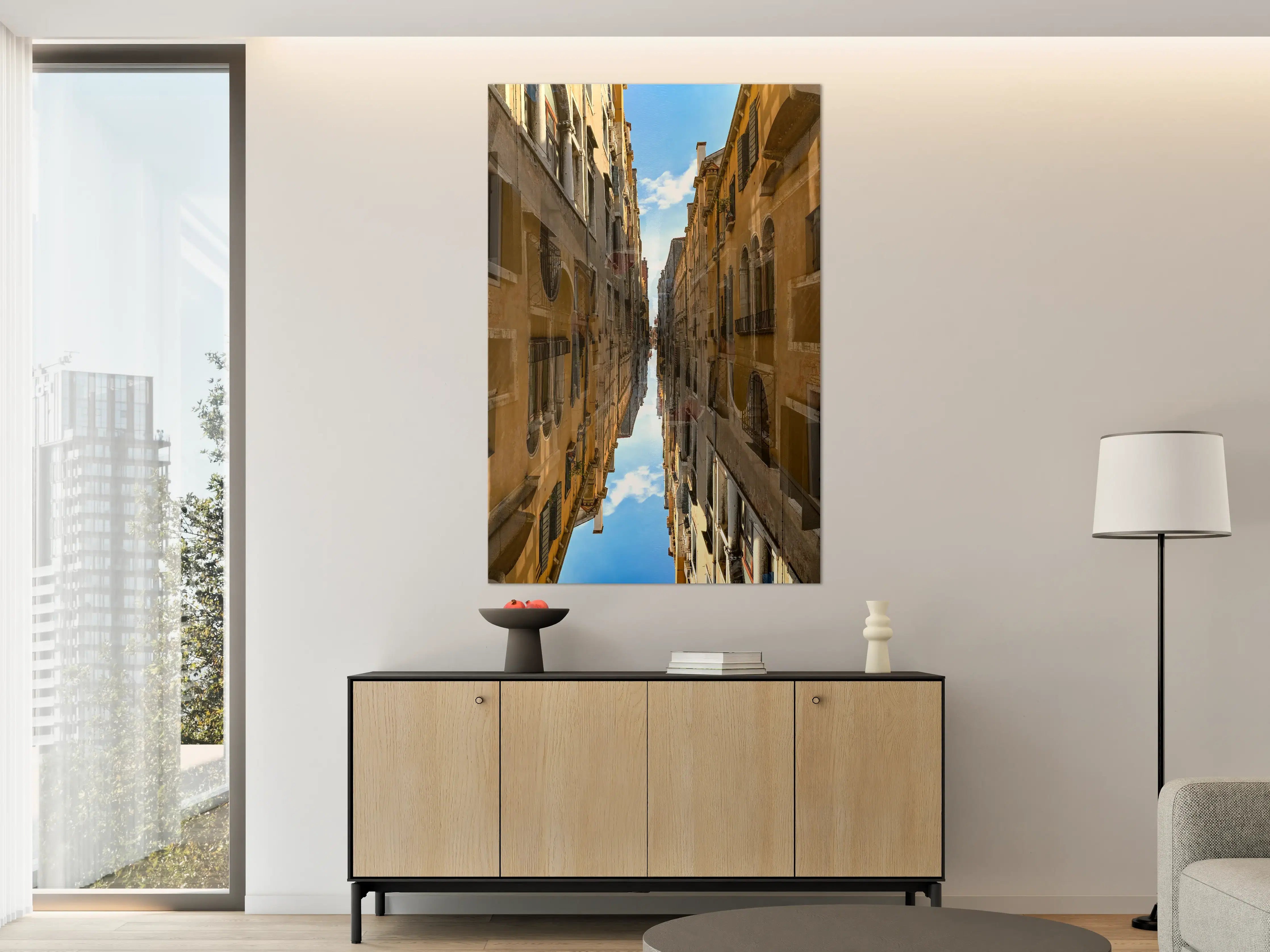 Große Wandbilder - Bunter Stadtstraßenblick mit spiegelnder Wasserfläche