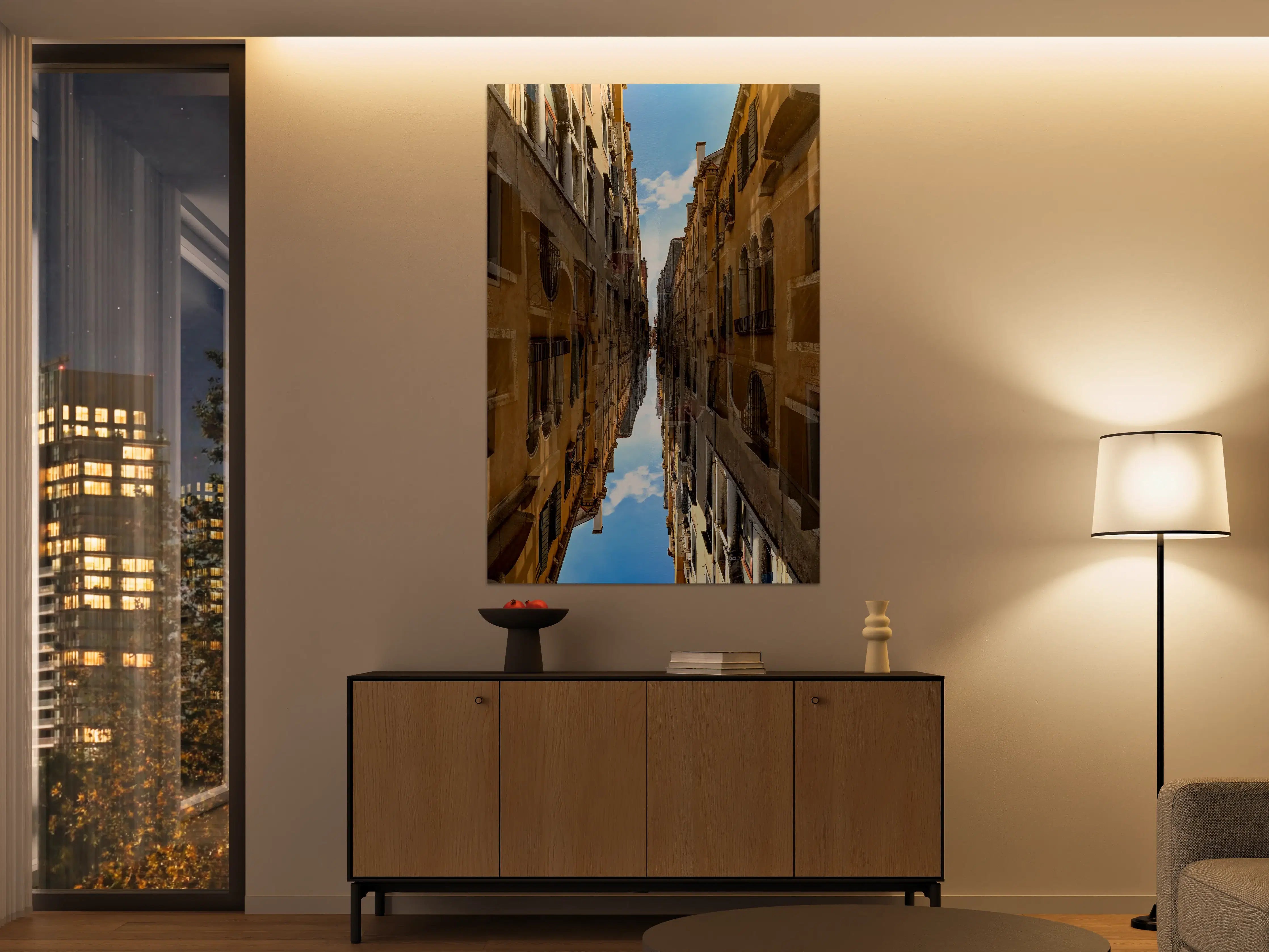 Große Wandbilder - Bunter Stadtstraßenblick mit spiegelnder Wasserfläche