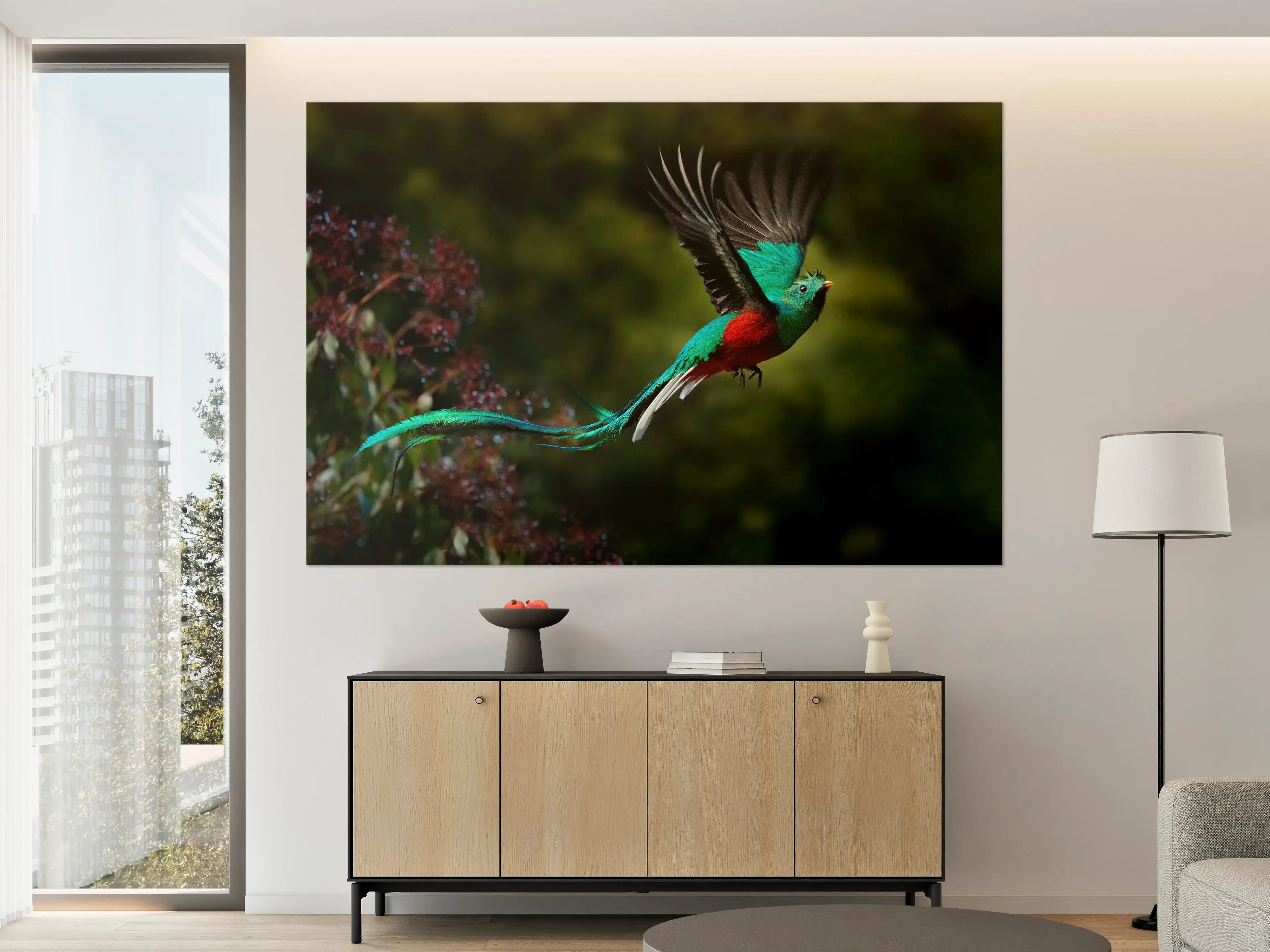 Große Wandbilder - Bunter Vogel im Flug vor grünem Hintergrund